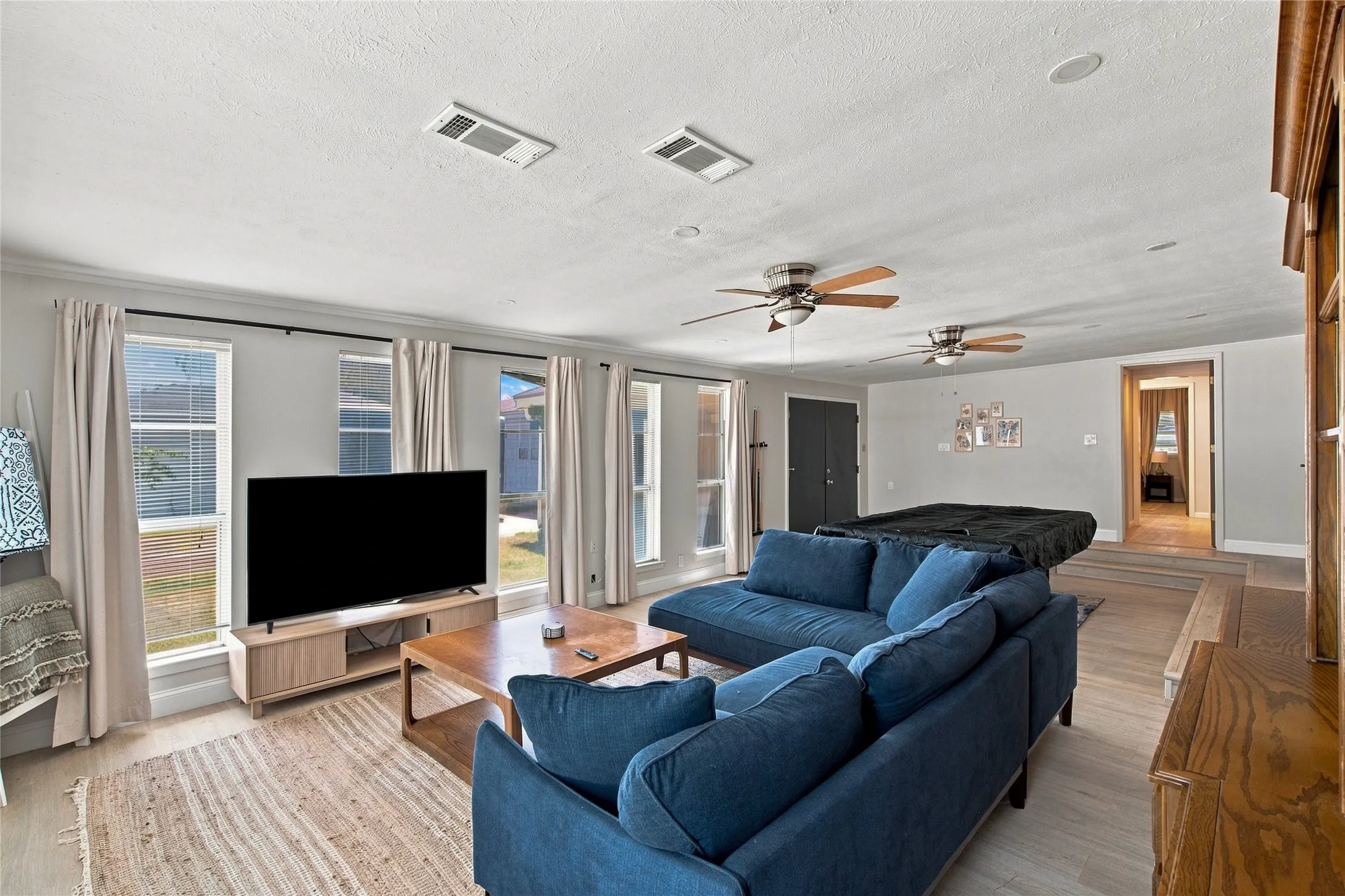 Single Family Residence For Sale in Tarrant County , 5130 Vicki Street, Haltom City, Texas 76117, 3 Bedroom, 3 Bathroom, Garage spaces, 2,233 Sqft, built in 1954, mls#21348505, Real Estate Agent in Haltom City, Homes For Sale in Tarrant county, Homes For Sale in Haltom City, Realtor in Haltom City Texas, Real Estate Brokerage Independent Realty Texas, Luminita Cordes Realtor