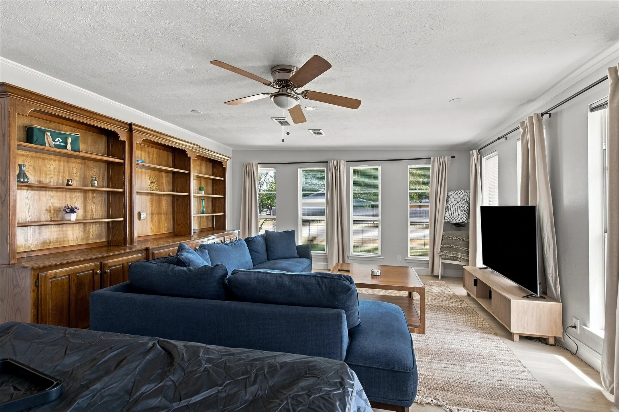 Single Family Residence For Sale in Tarrant County , 5130 Vicki Street, Haltom City, Texas 76117, 3 Bedroom, 3 Bathroom, Garage spaces, 2,233 Sqft, built in 1954, mls#21348505, Real Estate Agent in Haltom City, Homes For Sale in Tarrant county, Homes For Sale in Haltom City, Realtor in Haltom City Texas, Real Estate Brokerage Independent Realty Texas, Luminita Cordes Realtor