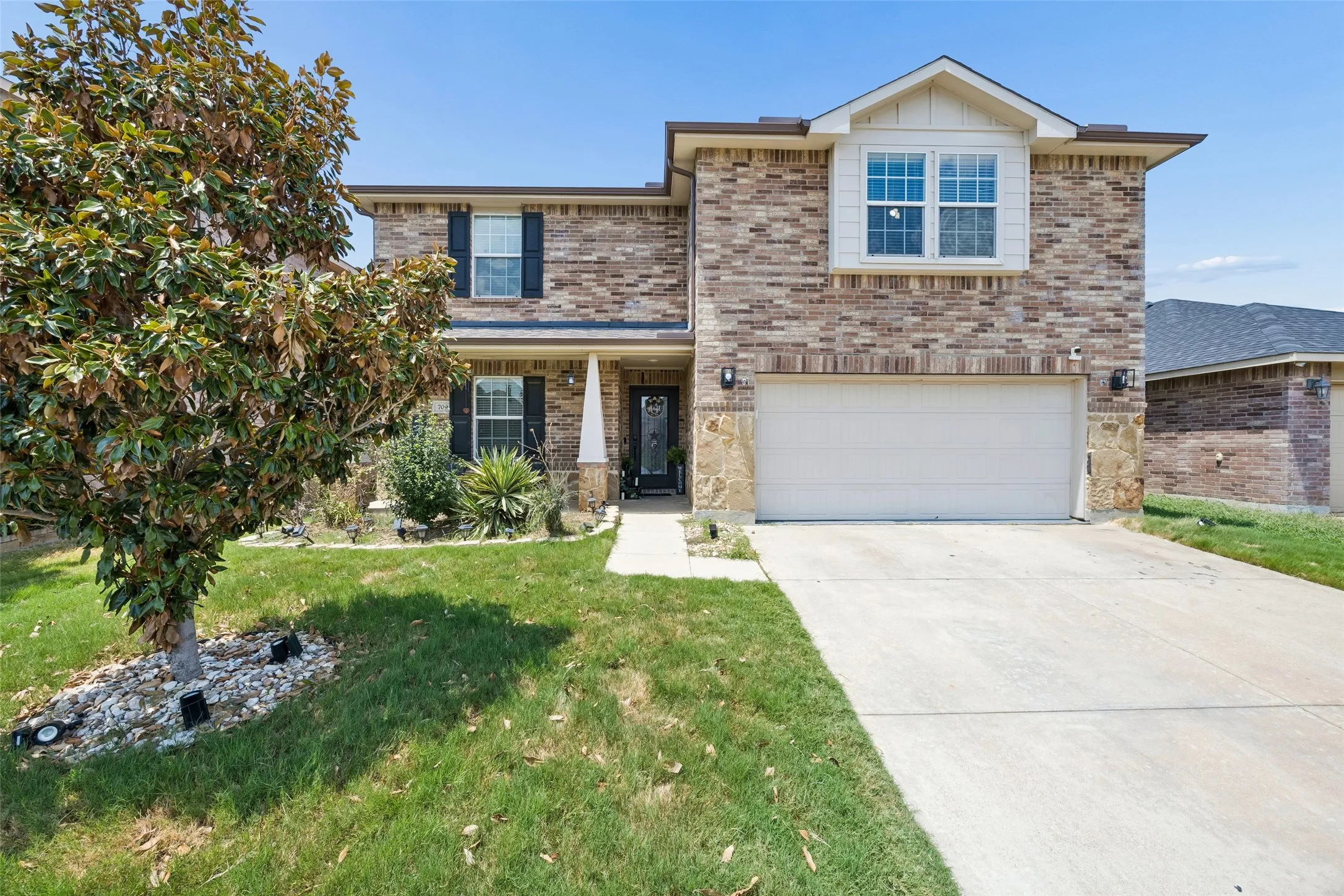 Single Family Residence For Sale in Tarrant County , 709 Bastrop Drive, Arlington, Texas 76002, 5 Bedroom, 3 Bathroom, 2 Garage spaces, 2,565 Sqft, built in 2012, mls#21347831, Real Estate Agent in Arlington, Homes For Sale in Tarrant county, Homes For Sale in Arlington, Realtor in Arlington Texas, Real Estate Brokerage Independent Realty Texas, Luminita Cordes Realtor