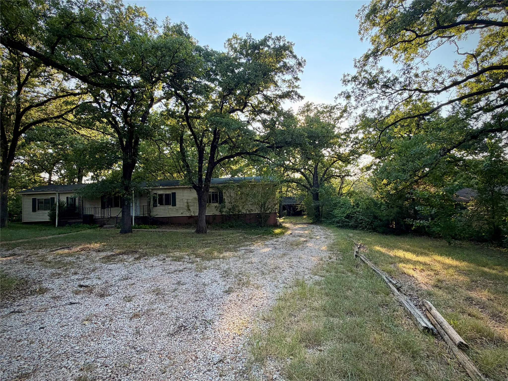 Manufactured Home For Sale in Johnson County , 7005 Timber Road, Alvarado, Texas 76009, 3 Bedroom, 2 Bathroom, 1 Garage spaces, 784 Sqft, built in 1979, mls#21348453, Real Estate Agent in Alvarado, Homes For Sale in Johnson county, Homes For Sale in Alvarado, Realtor in Alvarado Texas, Real Estate Brokerage Independent Realty Texas, Luminita Cordes Realtor