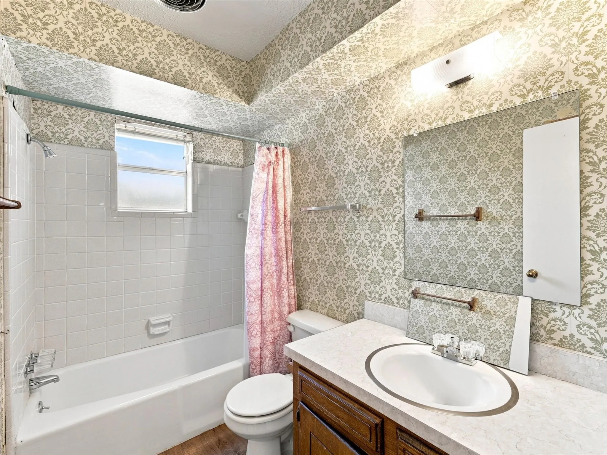 Single Family Residence For Sale in Ellis County , 613 Cooper Street, Ennis, Texas 75119, 3 Bedroom, 2 Bathroom, 2 Garage spaces, 1,456 Sqft, built in 1973, mls#21348234, Real Estate Agent in Ennis, Homes For Sale in Ellis county, Homes For Sale in Ennis, Realtor in Ennis Texas, Real Estate Brokerage Independent Realty Texas, Luminita Cordes Realtor