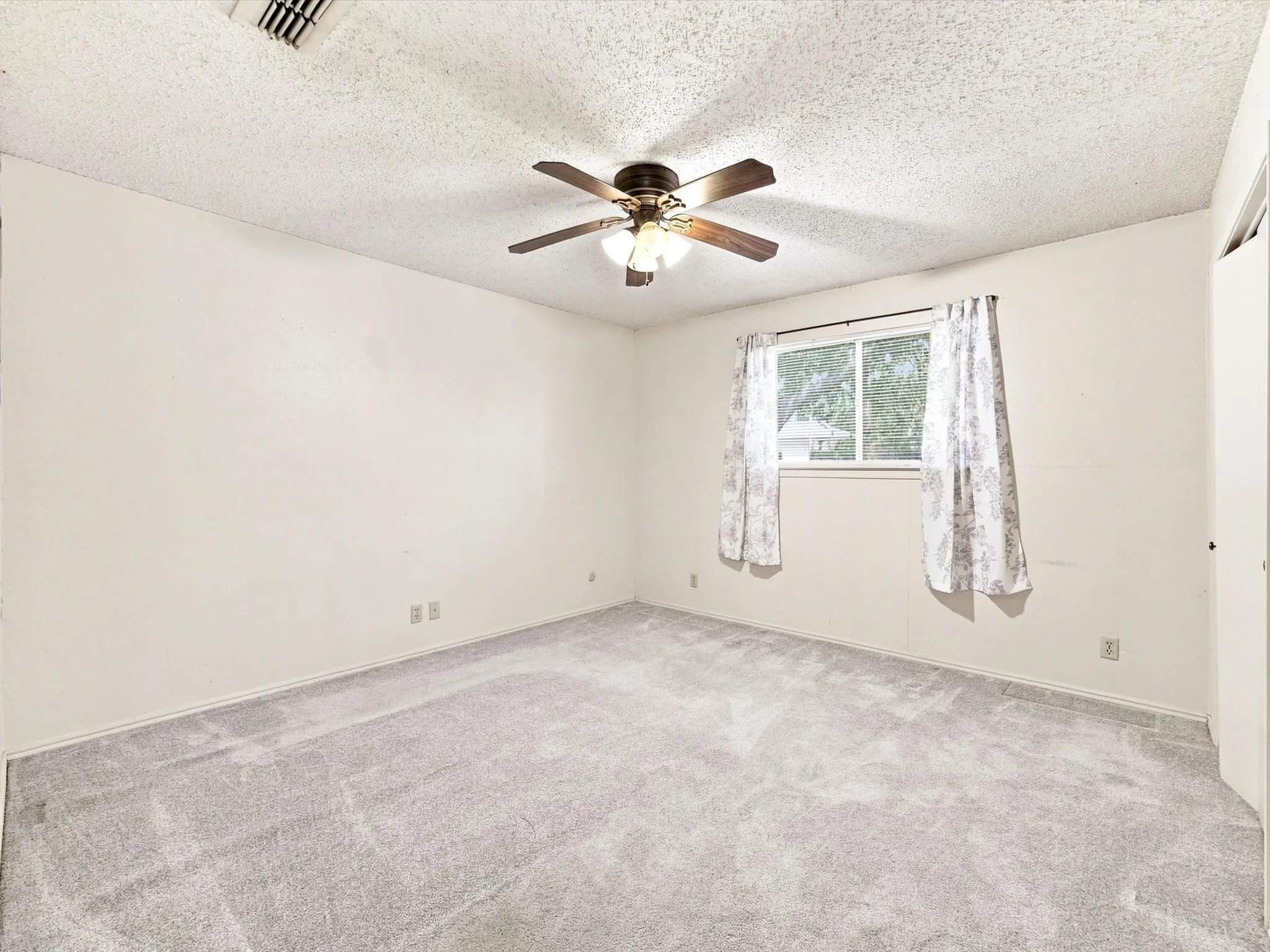 Single Family Residence For Sale in Ellis County , 613 Cooper Street, Ennis, Texas 75119, 3 Bedroom, 2 Bathroom, 2 Garage spaces, 1,456 Sqft, built in 1973, mls#21348234, Real Estate Agent in Ennis, Homes For Sale in Ellis county, Homes For Sale in Ennis, Realtor in Ennis Texas, Real Estate Brokerage Independent Realty Texas, Luminita Cordes Realtor