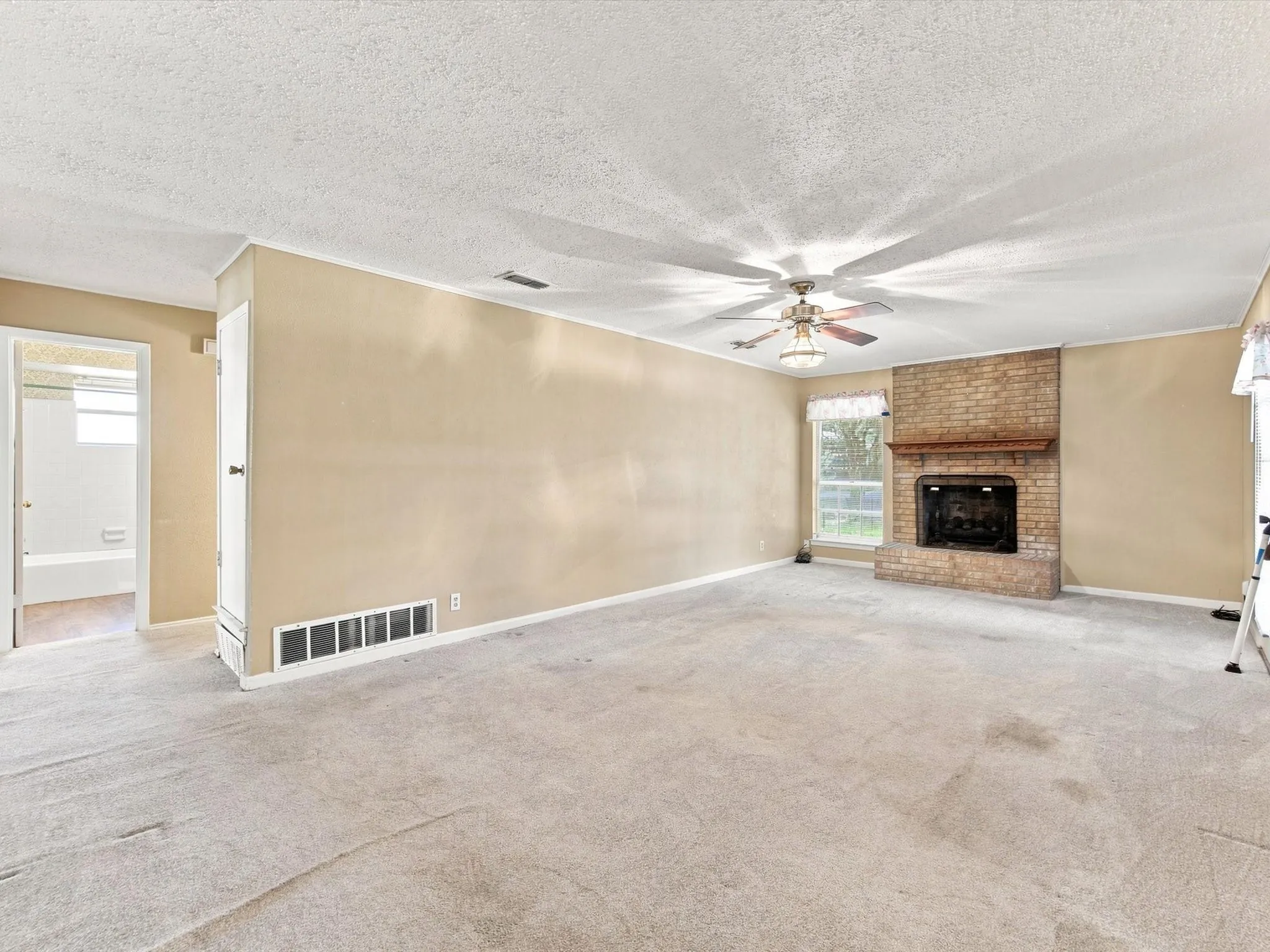 Single Family Residence For Sale in Ellis County , 613 Cooper Street, Ennis, Texas 75119, 3 Bedroom, 2 Bathroom, 2 Garage spaces, 1,456 Sqft, built in 1973, mls#21348234, Real Estate Agent in Ennis, Homes For Sale in Ellis county, Homes For Sale in Ennis, Realtor in Ennis Texas, Real Estate Brokerage Independent Realty Texas, Luminita Cordes Realtor