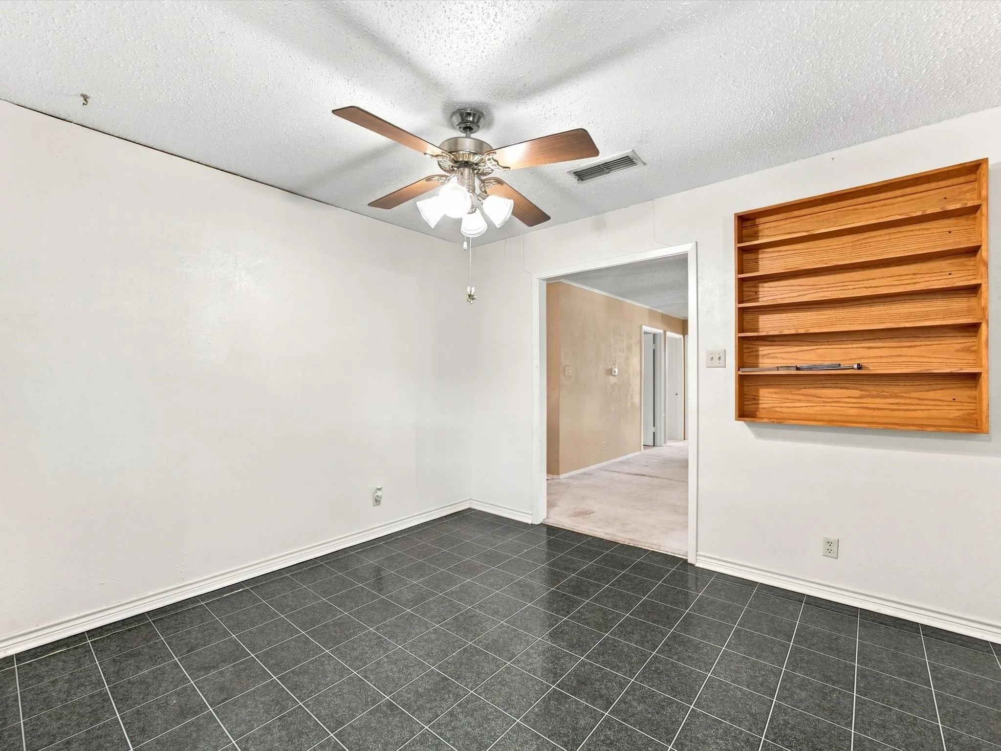 Single Family Residence For Sale in Ellis County , 613 Cooper Street, Ennis, Texas 75119, 3 Bedroom, 2 Bathroom, 2 Garage spaces, 1,456 Sqft, built in 1973, mls#21348234, Real Estate Agent in Ennis, Homes For Sale in Ellis county, Homes For Sale in Ennis, Realtor in Ennis Texas, Real Estate Brokerage Independent Realty Texas, Luminita Cordes Realtor