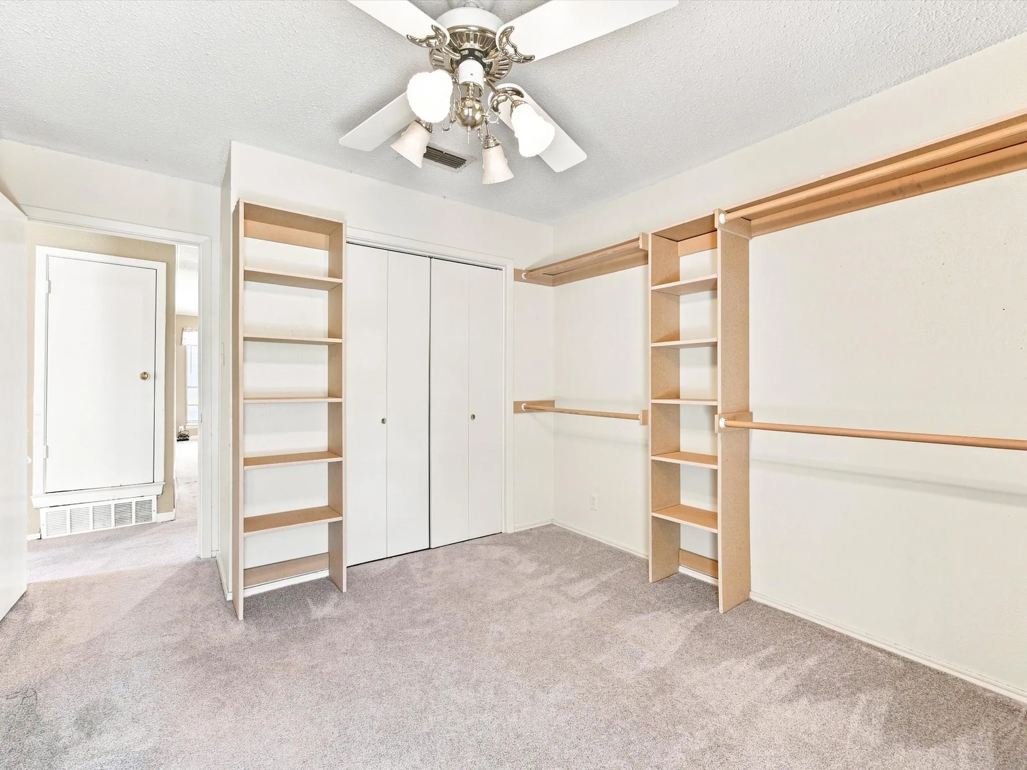 Single Family Residence For Sale in Ellis County , 613 Cooper Street, Ennis, Texas 75119, 3 Bedroom, 2 Bathroom, 2 Garage spaces, 1,456 Sqft, built in 1973, mls#21348234, Real Estate Agent in Ennis, Homes For Sale in Ellis county, Homes For Sale in Ennis, Realtor in Ennis Texas, Real Estate Brokerage Independent Realty Texas, Luminita Cordes Realtor