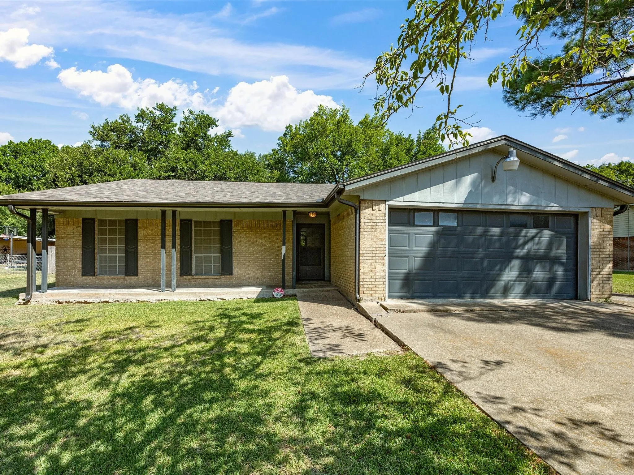 Single Family Residence For Sale in Ellis County , 613 Cooper Street, Ennis, Texas 75119, 3 Bedroom, 2 Bathroom, 2 Garage spaces, 1,456 Sqft, built in 1973, mls#21348234, Real Estate Agent in Ennis, Homes For Sale in Ellis county, Homes For Sale in Ennis, Realtor in Ennis Texas, Real Estate Brokerage Independent Realty Texas, Luminita Cordes Realtor