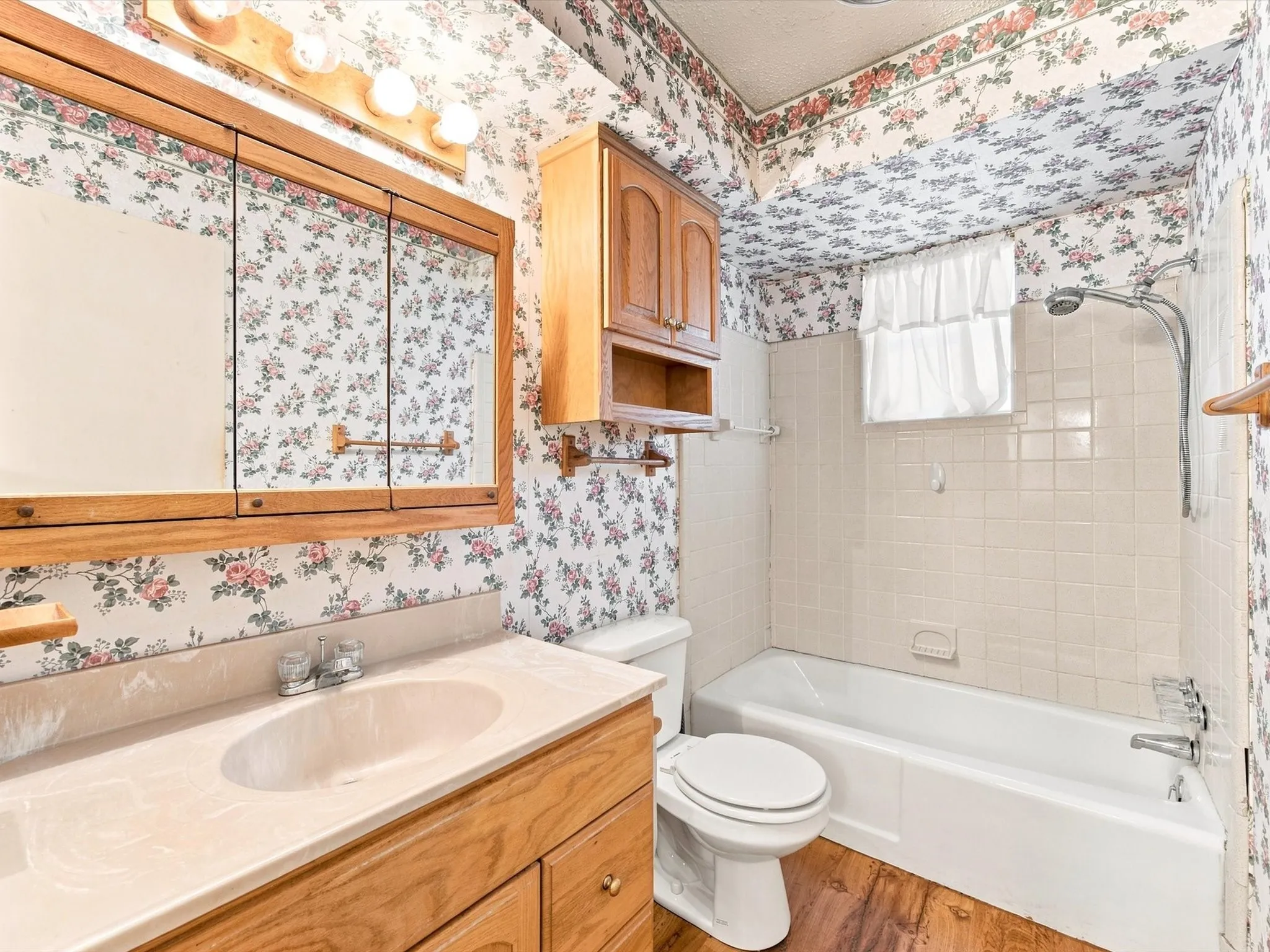 Single Family Residence For Sale in Ellis County , 613 Cooper Street, Ennis, Texas 75119, 3 Bedroom, 2 Bathroom, 2 Garage spaces, 1,456 Sqft, built in 1973, mls#21348234, Real Estate Agent in Ennis, Homes For Sale in Ellis county, Homes For Sale in Ennis, Realtor in Ennis Texas, Real Estate Brokerage Independent Realty Texas, Luminita Cordes Realtor