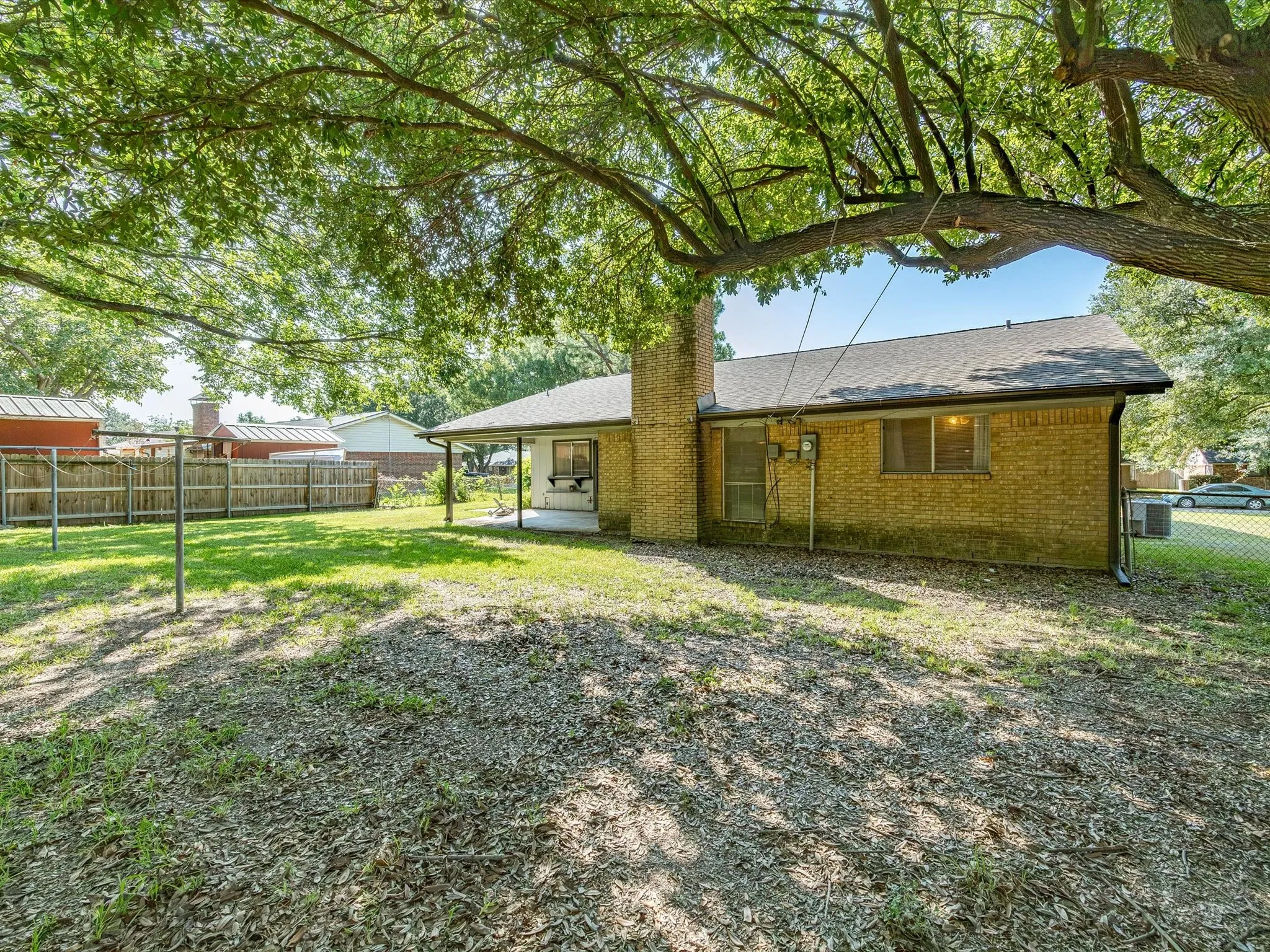 Single Family Residence For Sale in Ellis County , 613 Cooper Street, Ennis, Texas 75119, 3 Bedroom, 2 Bathroom, 2 Garage spaces, 1,456 Sqft, built in 1973, mls#21348234, Real Estate Agent in Ennis, Homes For Sale in Ellis county, Homes For Sale in Ennis, Realtor in Ennis Texas, Real Estate Brokerage Independent Realty Texas, Luminita Cordes Realtor