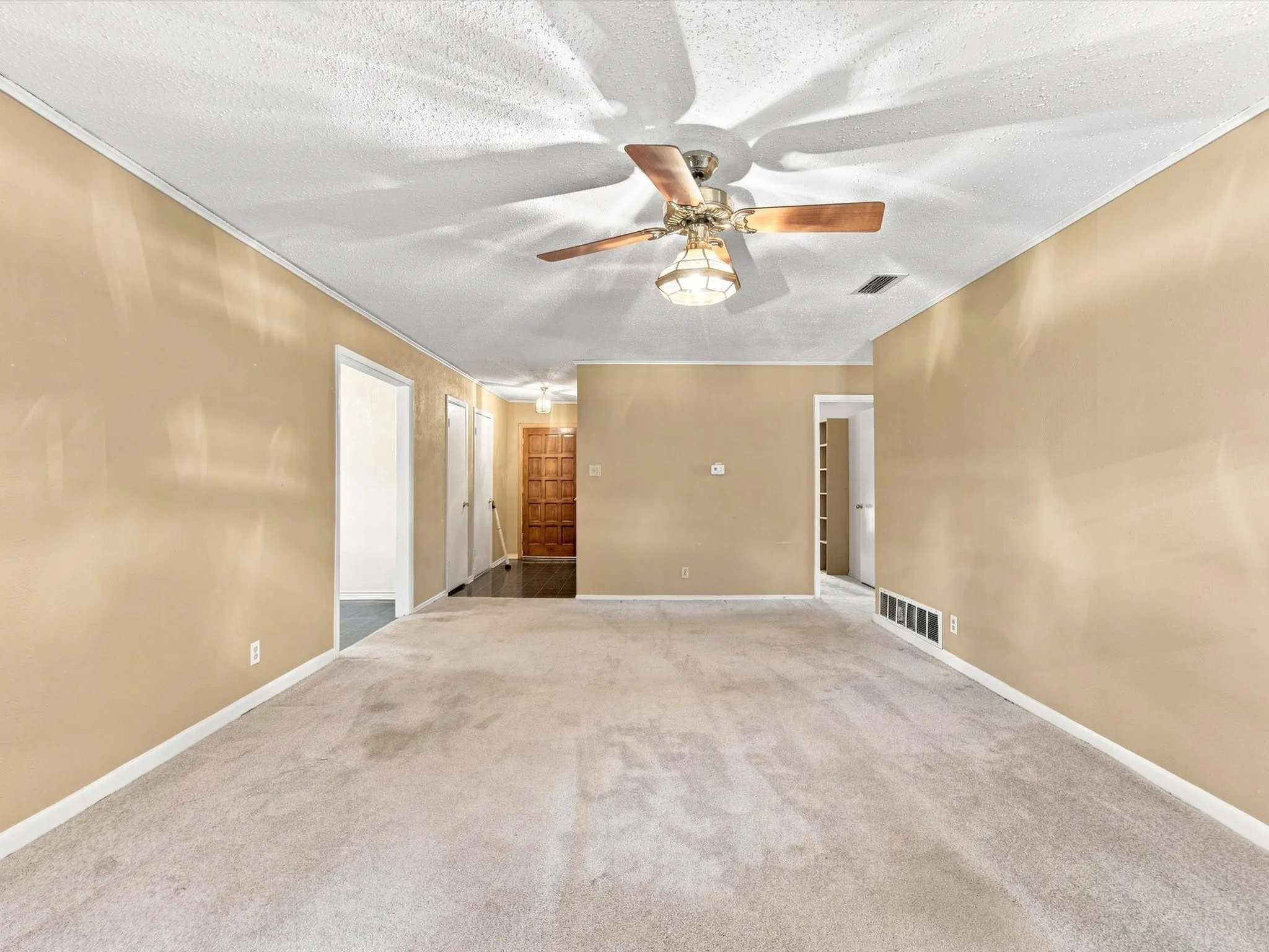 Single Family Residence For Sale in Ellis County , 613 Cooper Street, Ennis, Texas 75119, 3 Bedroom, 2 Bathroom, 2 Garage spaces, 1,456 Sqft, built in 1973, mls#21348234, Real Estate Agent in Ennis, Homes For Sale in Ellis county, Homes For Sale in Ennis, Realtor in Ennis Texas, Real Estate Brokerage Independent Realty Texas, Luminita Cordes Realtor