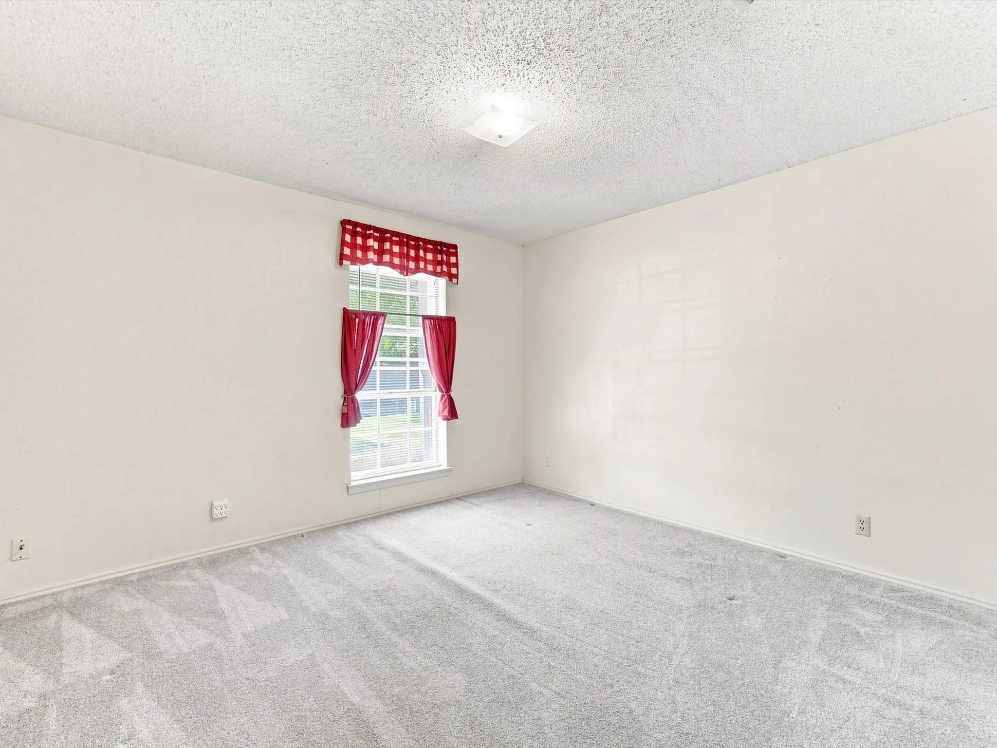 Single Family Residence For Sale in Ellis County , 613 Cooper Street, Ennis, Texas 75119, 3 Bedroom, 2 Bathroom, 2 Garage spaces, 1,456 Sqft, built in 1973, mls#21348234, Real Estate Agent in Ennis, Homes For Sale in Ellis county, Homes For Sale in Ennis, Realtor in Ennis Texas, Real Estate Brokerage Independent Realty Texas, Luminita Cordes Realtor