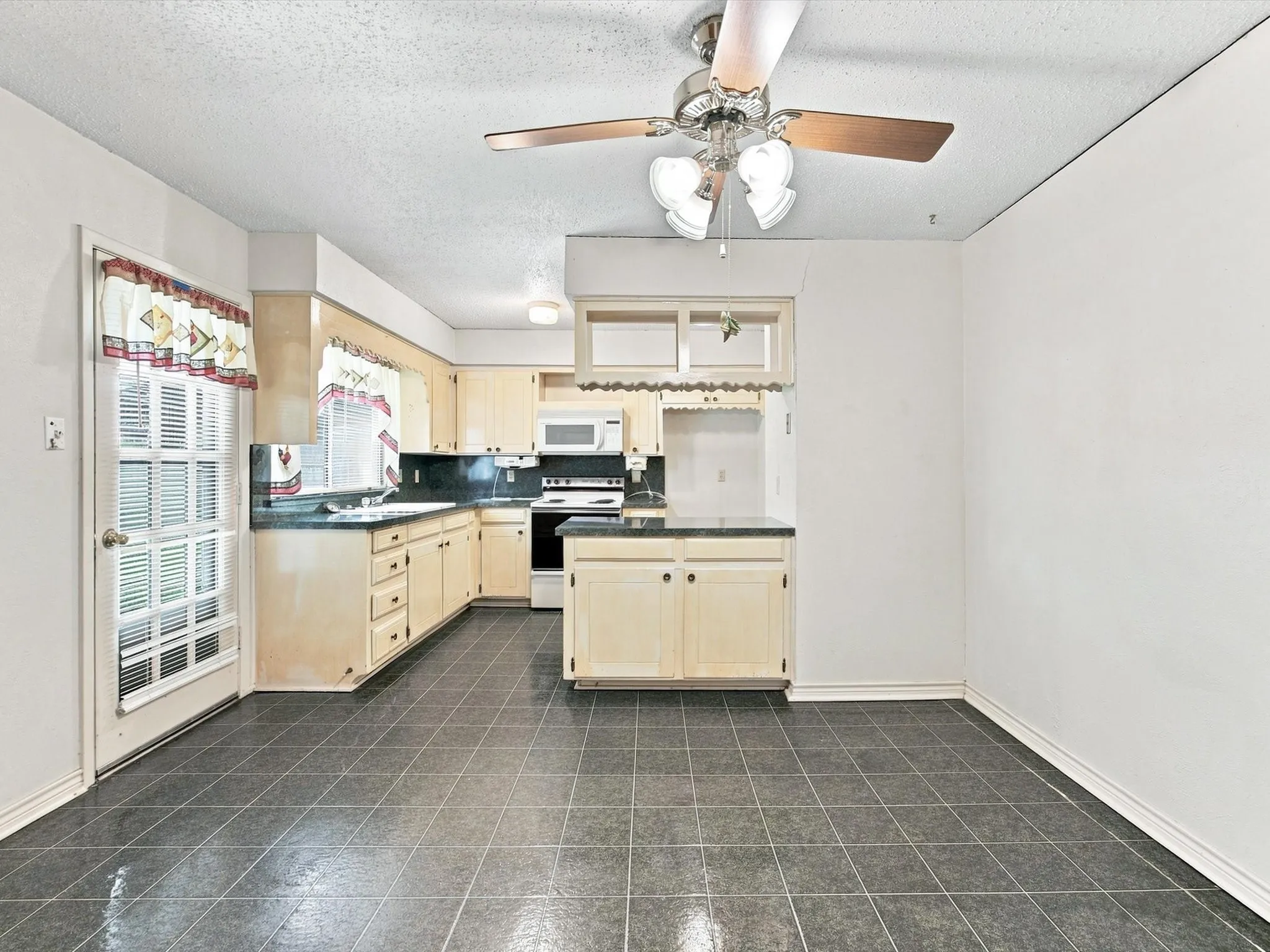Single Family Residence For Sale in Ellis County , 613 Cooper Street, Ennis, Texas 75119, 3 Bedroom, 2 Bathroom, 2 Garage spaces, 1,456 Sqft, built in 1973, mls#21348234, Real Estate Agent in Ennis, Homes For Sale in Ellis county, Homes For Sale in Ennis, Realtor in Ennis Texas, Real Estate Brokerage Independent Realty Texas, Luminita Cordes Realtor
