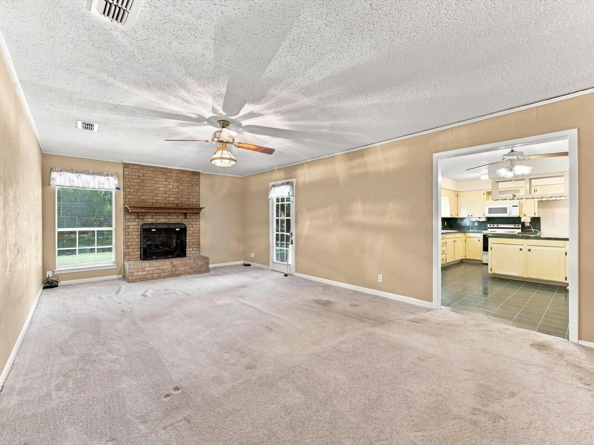Single Family Residence For Sale in Ellis County , 613 Cooper Street, Ennis, Texas 75119, 3 Bedroom, 2 Bathroom, 2 Garage spaces, 1,456 Sqft, built in 1973, mls#21348234, Real Estate Agent in Ennis, Homes For Sale in Ellis county, Homes For Sale in Ennis, Realtor in Ennis Texas, Real Estate Brokerage Independent Realty Texas, Luminita Cordes Realtor