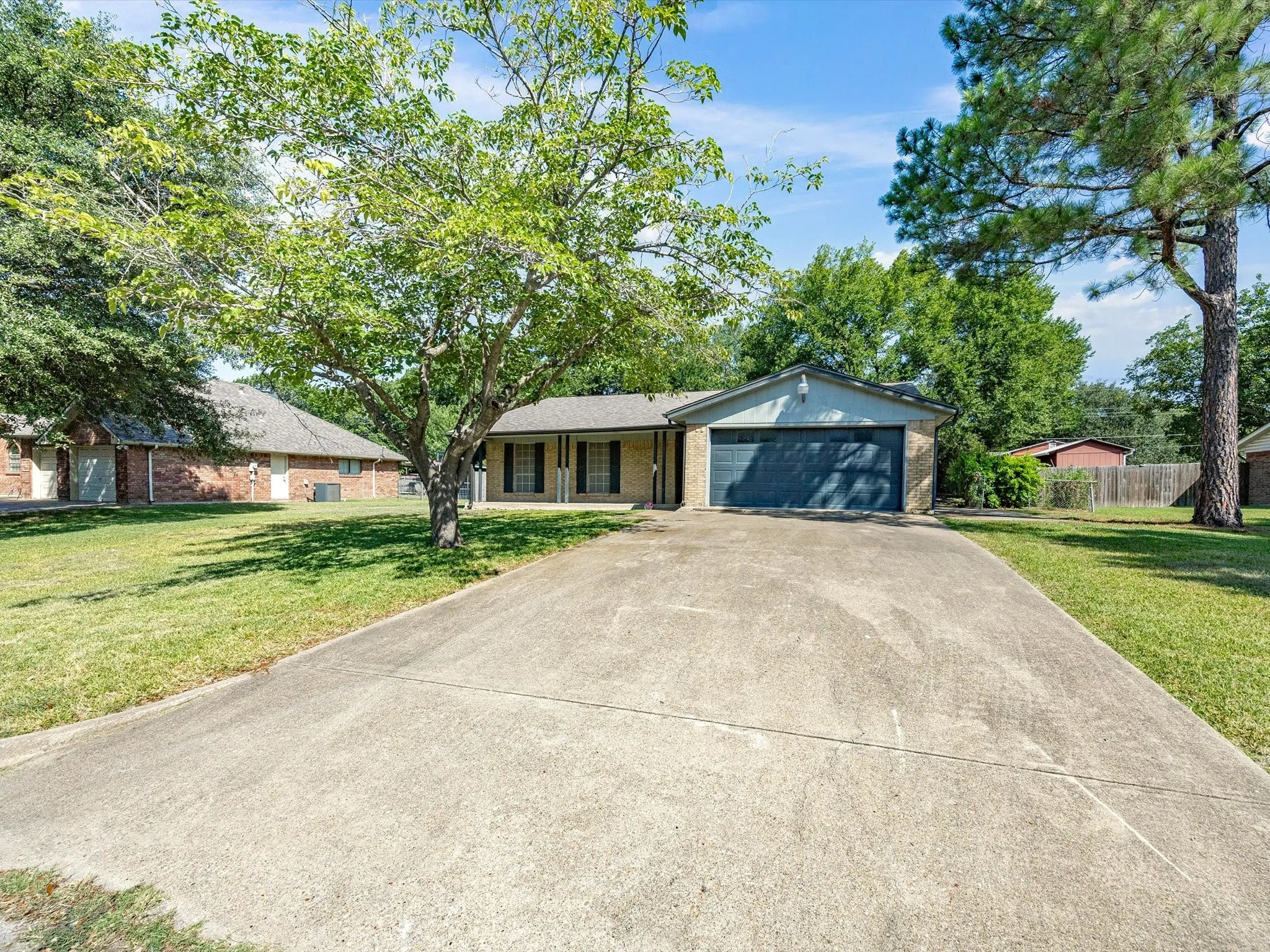 Single Family Residence For Sale in Ellis County , 613 Cooper Street, Ennis, Texas 75119, 3 Bedroom, 2 Bathroom, 2 Garage spaces, 1,456 Sqft, built in 1973, mls#21348234, Real Estate Agent in Ennis, Homes For Sale in Ellis county, Homes For Sale in Ennis, Realtor in Ennis Texas, Real Estate Brokerage Independent Realty Texas, Luminita Cordes Realtor
