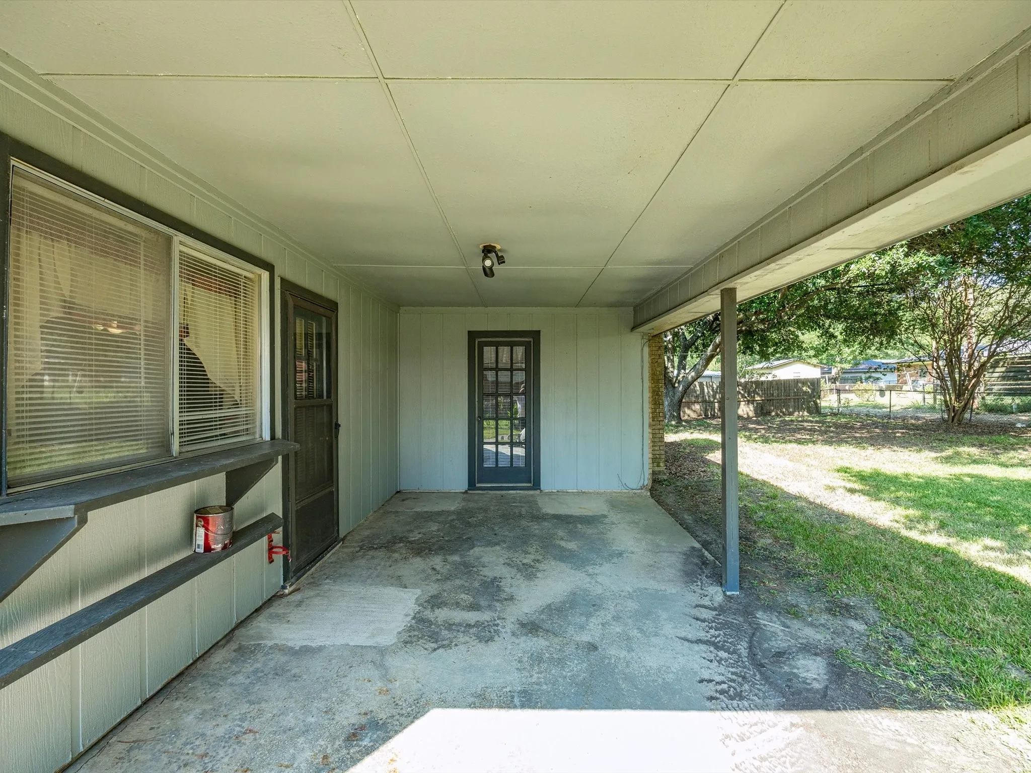 Single Family Residence For Sale in Ellis County , 613 Cooper Street, Ennis, Texas 75119, 3 Bedroom, 2 Bathroom, 2 Garage spaces, 1,456 Sqft, built in 1973, mls#21348234, Real Estate Agent in Ennis, Homes For Sale in Ellis county, Homes For Sale in Ennis, Realtor in Ennis Texas, Real Estate Brokerage Independent Realty Texas, Luminita Cordes Realtor