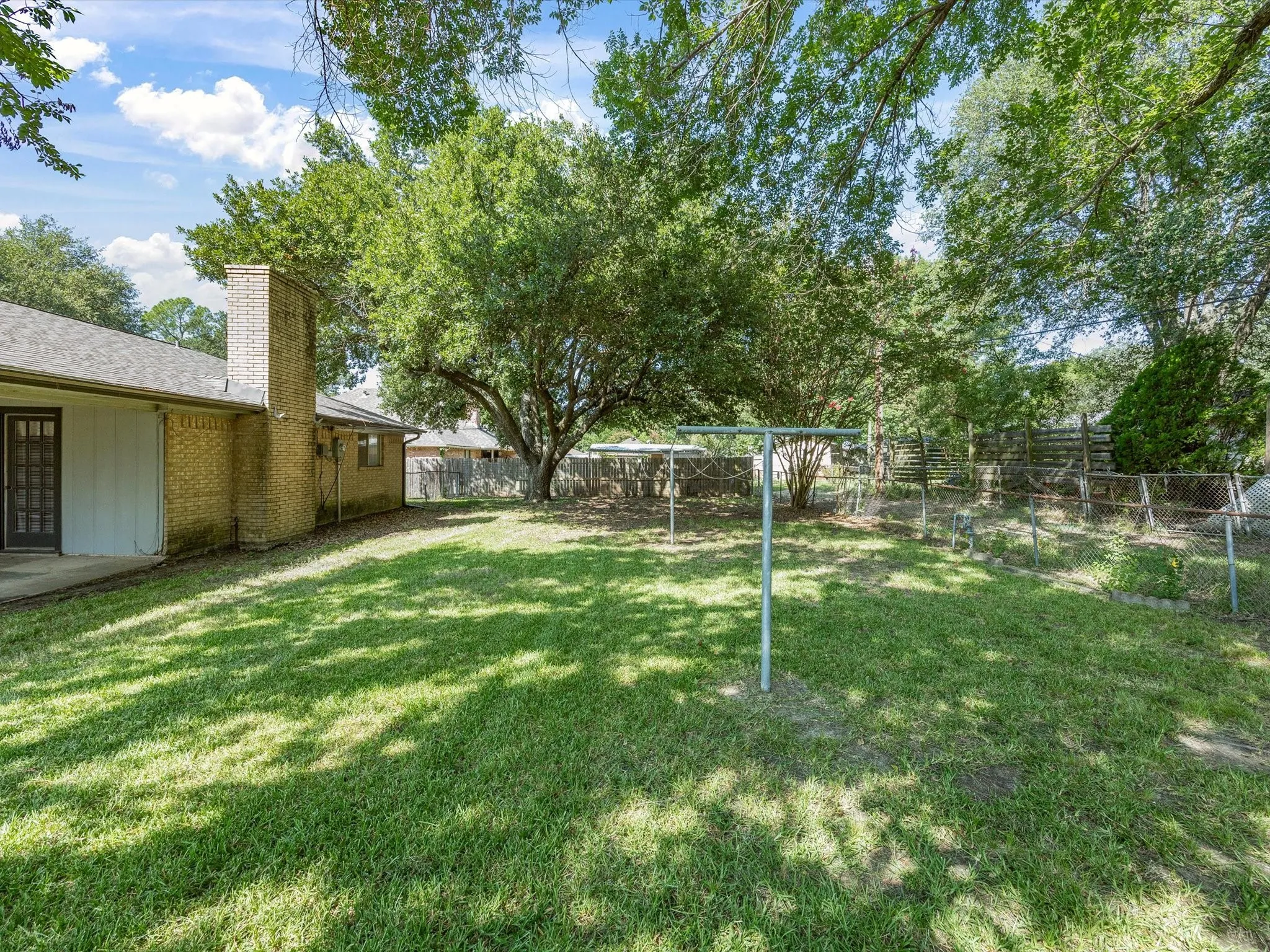 Single Family Residence For Sale in Ellis County , 613 Cooper Street, Ennis, Texas 75119, 3 Bedroom, 2 Bathroom, 2 Garage spaces, 1,456 Sqft, built in 1973, mls#21348234, Real Estate Agent in Ennis, Homes For Sale in Ellis county, Homes For Sale in Ennis, Realtor in Ennis Texas, Real Estate Brokerage Independent Realty Texas, Luminita Cordes Realtor