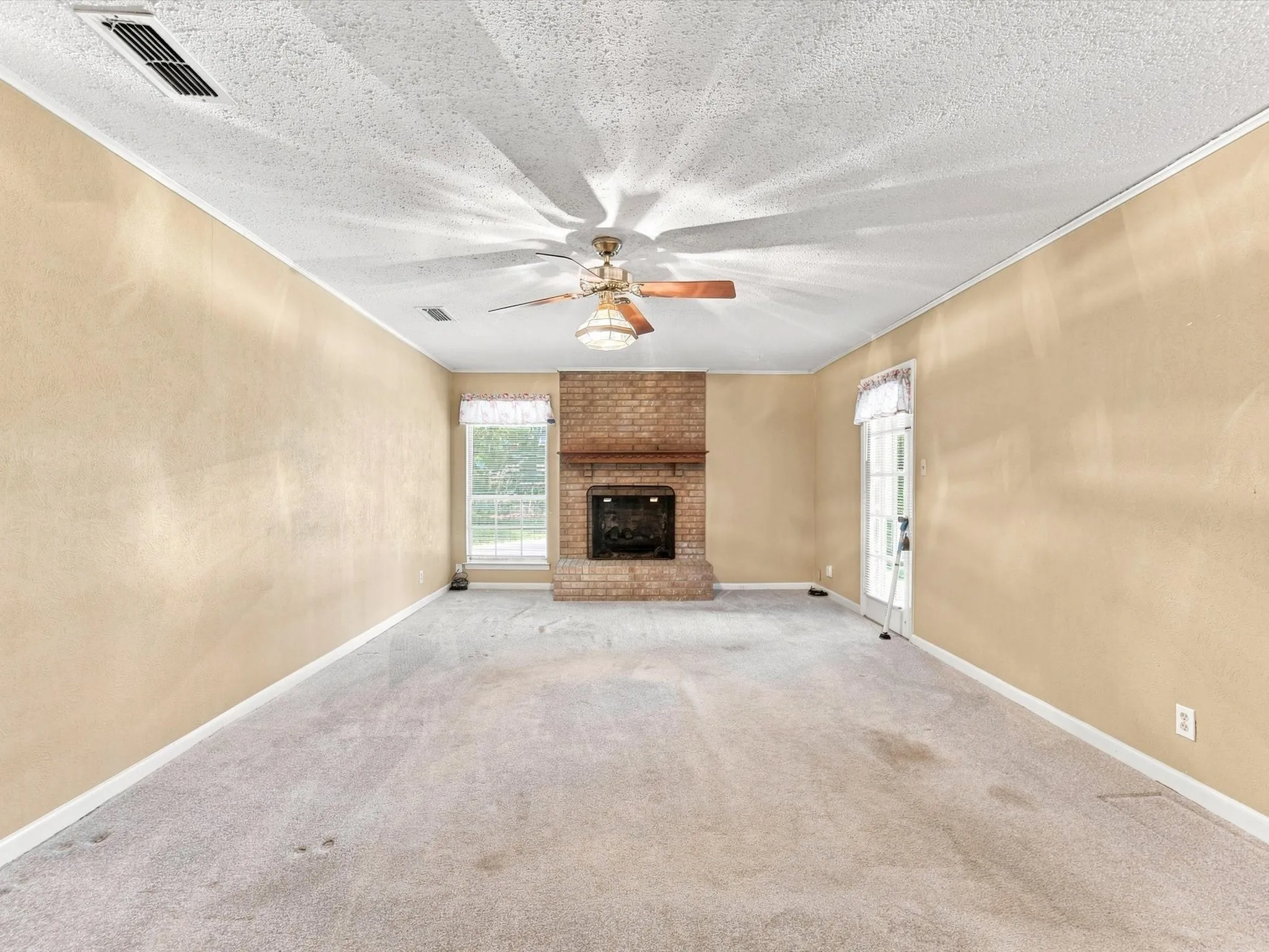 Single Family Residence For Sale in Ellis County , 613 Cooper Street, Ennis, Texas 75119, 3 Bedroom, 2 Bathroom, 2 Garage spaces, 1,456 Sqft, built in 1973, mls#21348234, Real Estate Agent in Ennis, Homes For Sale in Ellis county, Homes For Sale in Ennis, Realtor in Ennis Texas, Real Estate Brokerage Independent Realty Texas, Luminita Cordes Realtor