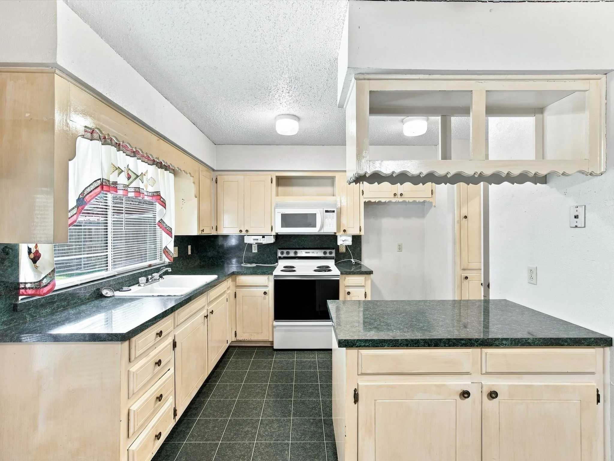 Single Family Residence For Sale in Ellis County , 613 Cooper Street, Ennis, Texas 75119, 3 Bedroom, 2 Bathroom, 2 Garage spaces, 1,456 Sqft, built in 1973, mls#21348234, Real Estate Agent in Ennis, Homes For Sale in Ellis county, Homes For Sale in Ennis, Realtor in Ennis Texas, Real Estate Brokerage Independent Realty Texas, Luminita Cordes Realtor