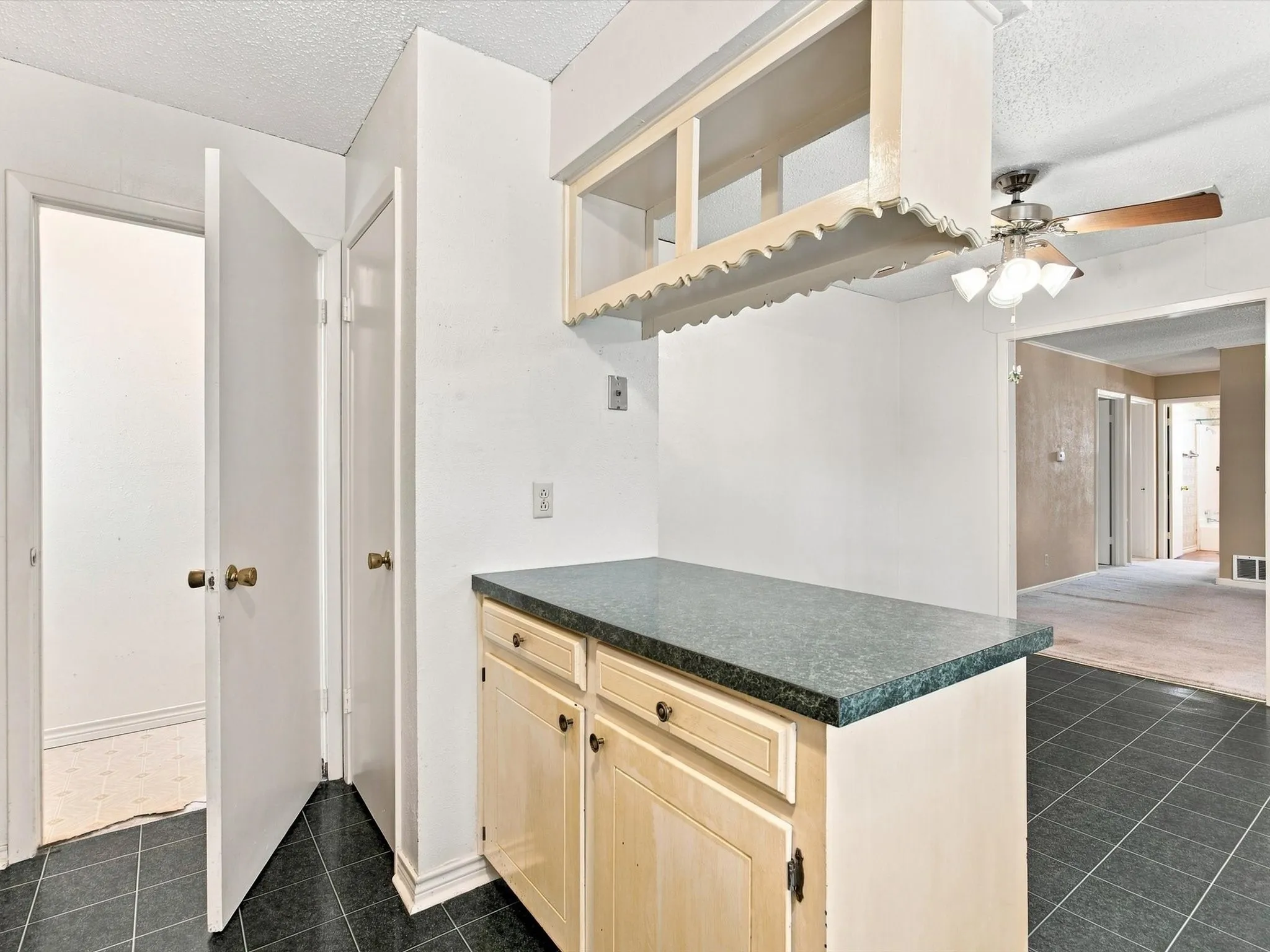 Single Family Residence For Sale in Ellis County , 613 Cooper Street, Ennis, Texas 75119, 3 Bedroom, 2 Bathroom, 2 Garage spaces, 1,456 Sqft, built in 1973, mls#21348234, Real Estate Agent in Ennis, Homes For Sale in Ellis county, Homes For Sale in Ennis, Realtor in Ennis Texas, Real Estate Brokerage Independent Realty Texas, Luminita Cordes Realtor
