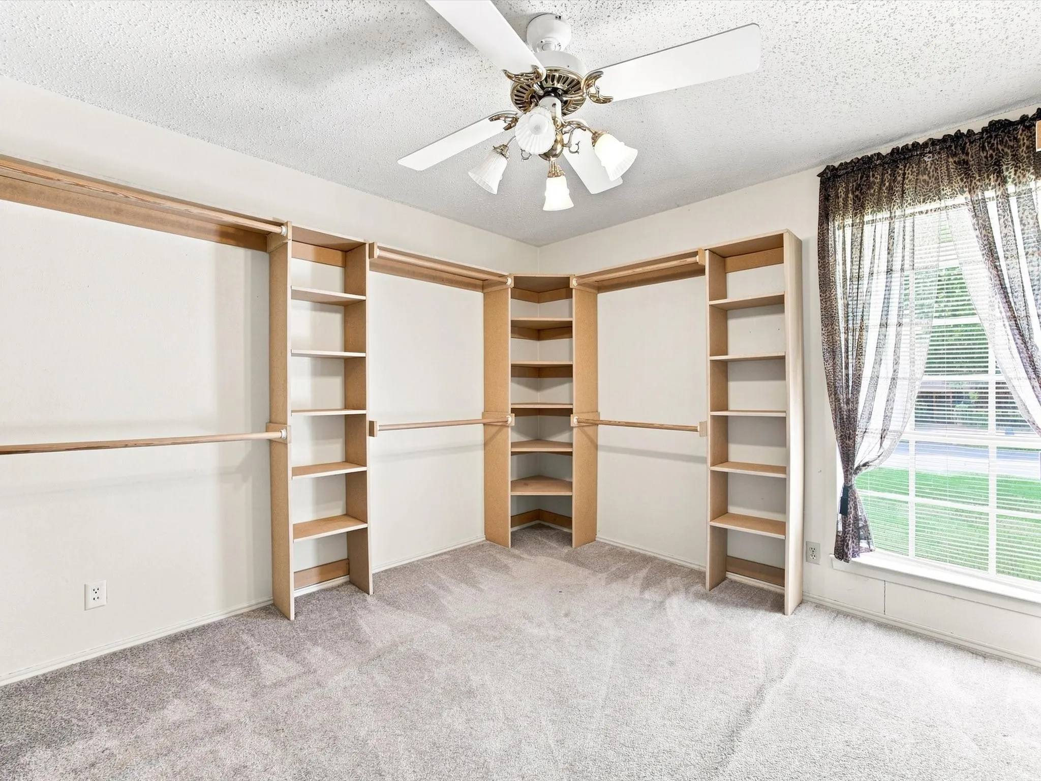 Single Family Residence For Sale in Ellis County , 613 Cooper Street, Ennis, Texas 75119, 3 Bedroom, 2 Bathroom, 2 Garage spaces, 1,456 Sqft, built in 1973, mls#21348234, Real Estate Agent in Ennis, Homes For Sale in Ellis county, Homes For Sale in Ennis, Realtor in Ennis Texas, Real Estate Brokerage Independent Realty Texas, Luminita Cordes Realtor
