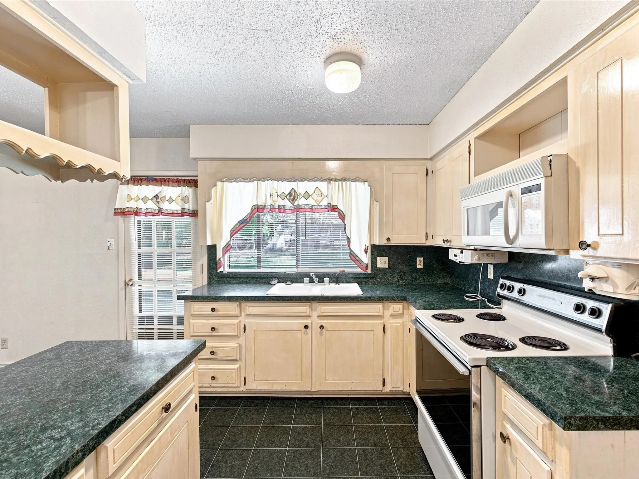 Single Family Residence For Sale in Ellis County , 613 Cooper Street, Ennis, Texas 75119, 3 Bedroom, 2 Bathroom, 2 Garage spaces, 1,456 Sqft, built in 1973, mls#21348234, Real Estate Agent in Ennis, Homes For Sale in Ellis county, Homes For Sale in Ennis, Realtor in Ennis Texas, Real Estate Brokerage Independent Realty Texas, Luminita Cordes Realtor