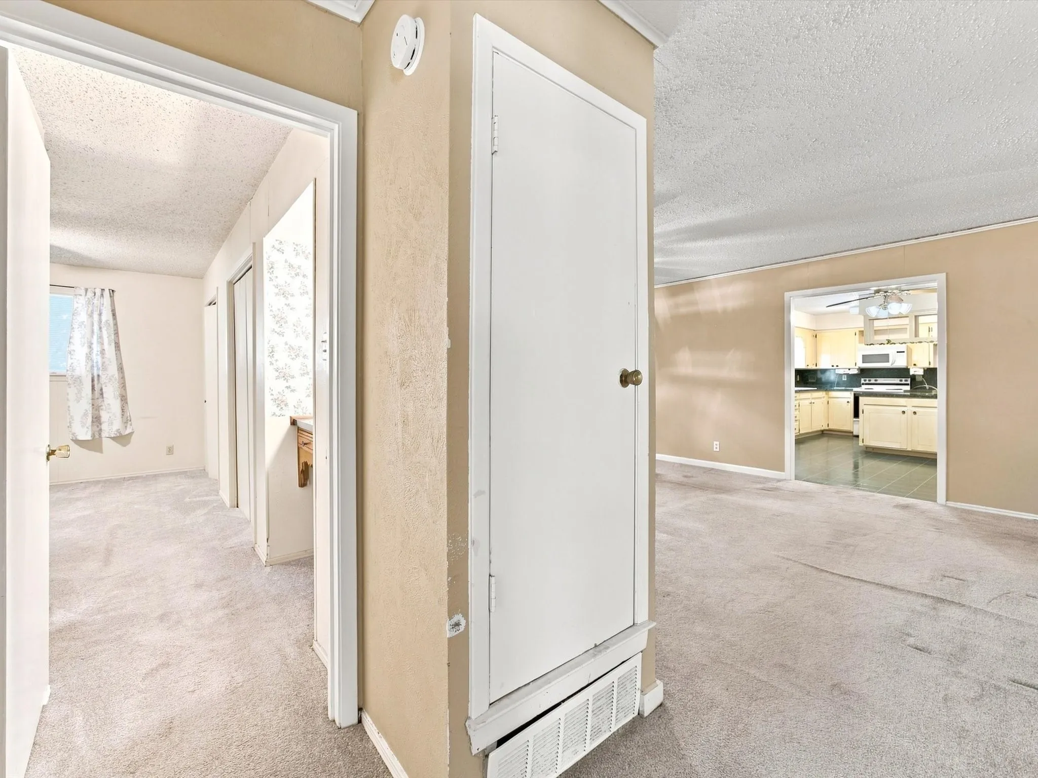 Single Family Residence For Sale in Ellis County , 613 Cooper Street, Ennis, Texas 75119, 3 Bedroom, 2 Bathroom, 2 Garage spaces, 1,456 Sqft, built in 1973, mls#21348234, Real Estate Agent in Ennis, Homes For Sale in Ellis county, Homes For Sale in Ennis, Realtor in Ennis Texas, Real Estate Brokerage Independent Realty Texas, Luminita Cordes Realtor