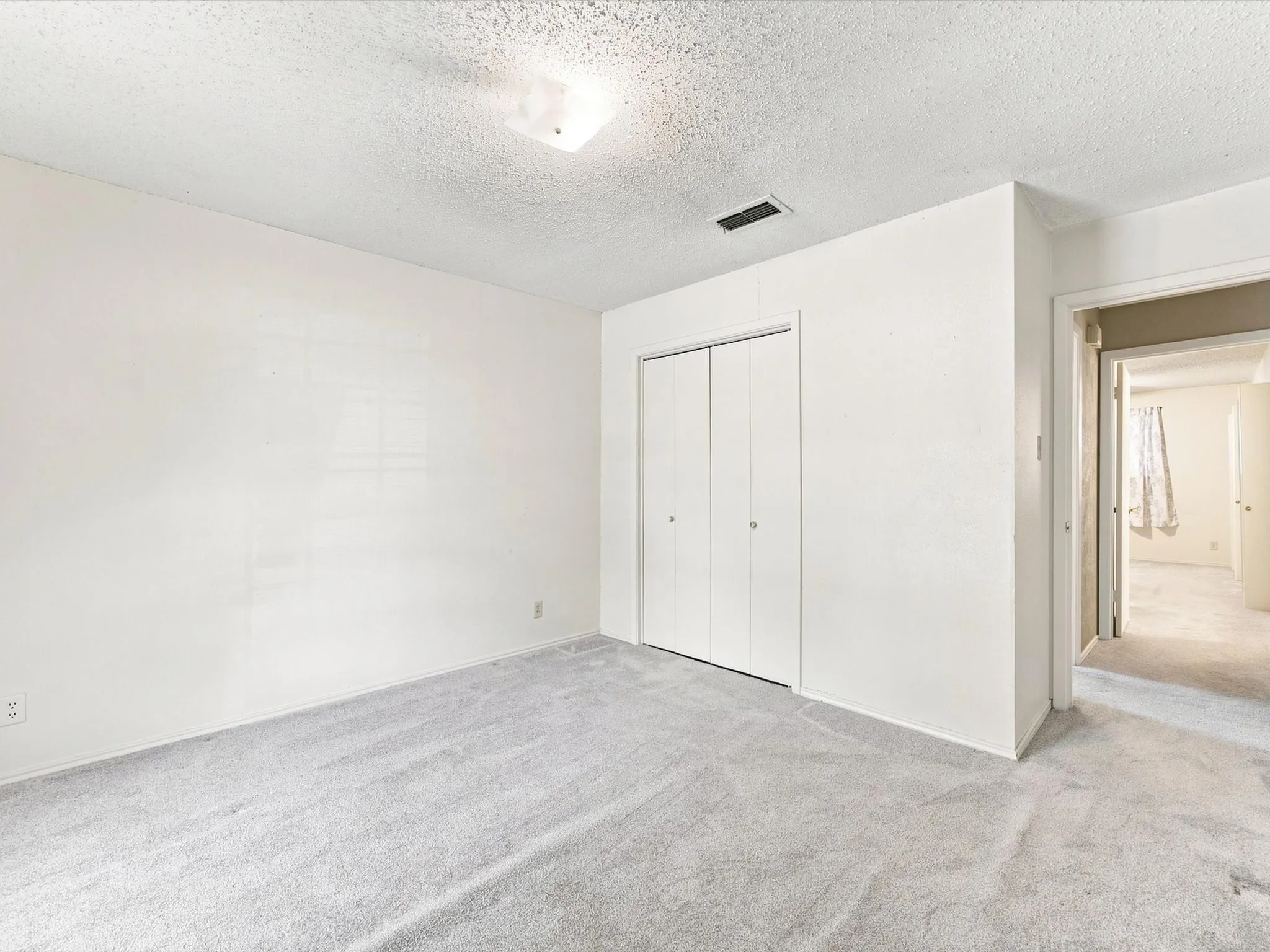 Single Family Residence For Sale in Ellis County , 613 Cooper Street, Ennis, Texas 75119, 3 Bedroom, 2 Bathroom, 2 Garage spaces, 1,456 Sqft, built in 1973, mls#21348234, Real Estate Agent in Ennis, Homes For Sale in Ellis county, Homes For Sale in Ennis, Realtor in Ennis Texas, Real Estate Brokerage Independent Realty Texas, Luminita Cordes Realtor