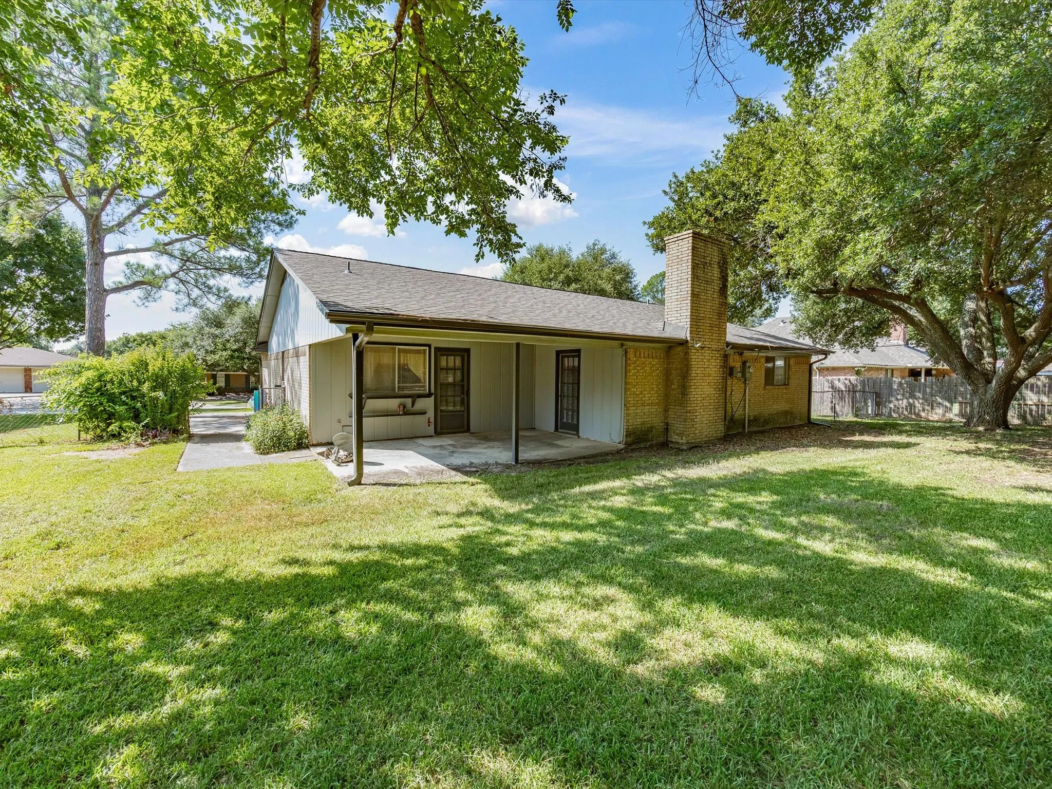 Single Family Residence For Sale in Ellis County , 613 Cooper Street, Ennis, Texas 75119, 3 Bedroom, 2 Bathroom, 2 Garage spaces, 1,456 Sqft, built in 1973, mls#21348234, Real Estate Agent in Ennis, Homes For Sale in Ellis county, Homes For Sale in Ennis, Realtor in Ennis Texas, Real Estate Brokerage Independent Realty Texas, Luminita Cordes Realtor