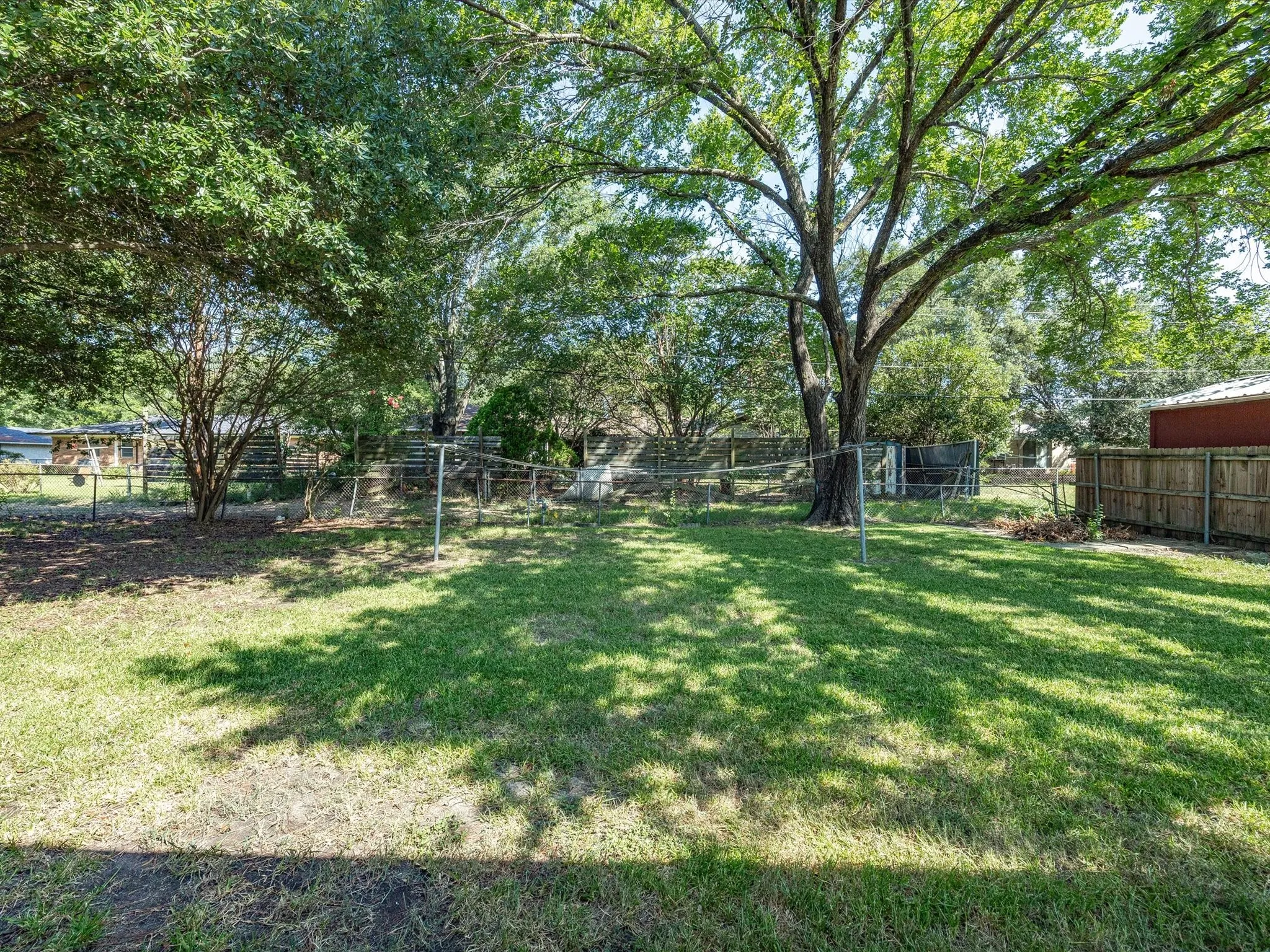 Single Family Residence For Sale in Ellis County , 613 Cooper Street, Ennis, Texas 75119, 3 Bedroom, 2 Bathroom, 2 Garage spaces, 1,456 Sqft, built in 1973, mls#21348234, Real Estate Agent in Ennis, Homes For Sale in Ellis county, Homes For Sale in Ennis, Realtor in Ennis Texas, Real Estate Brokerage Independent Realty Texas, Luminita Cordes Realtor