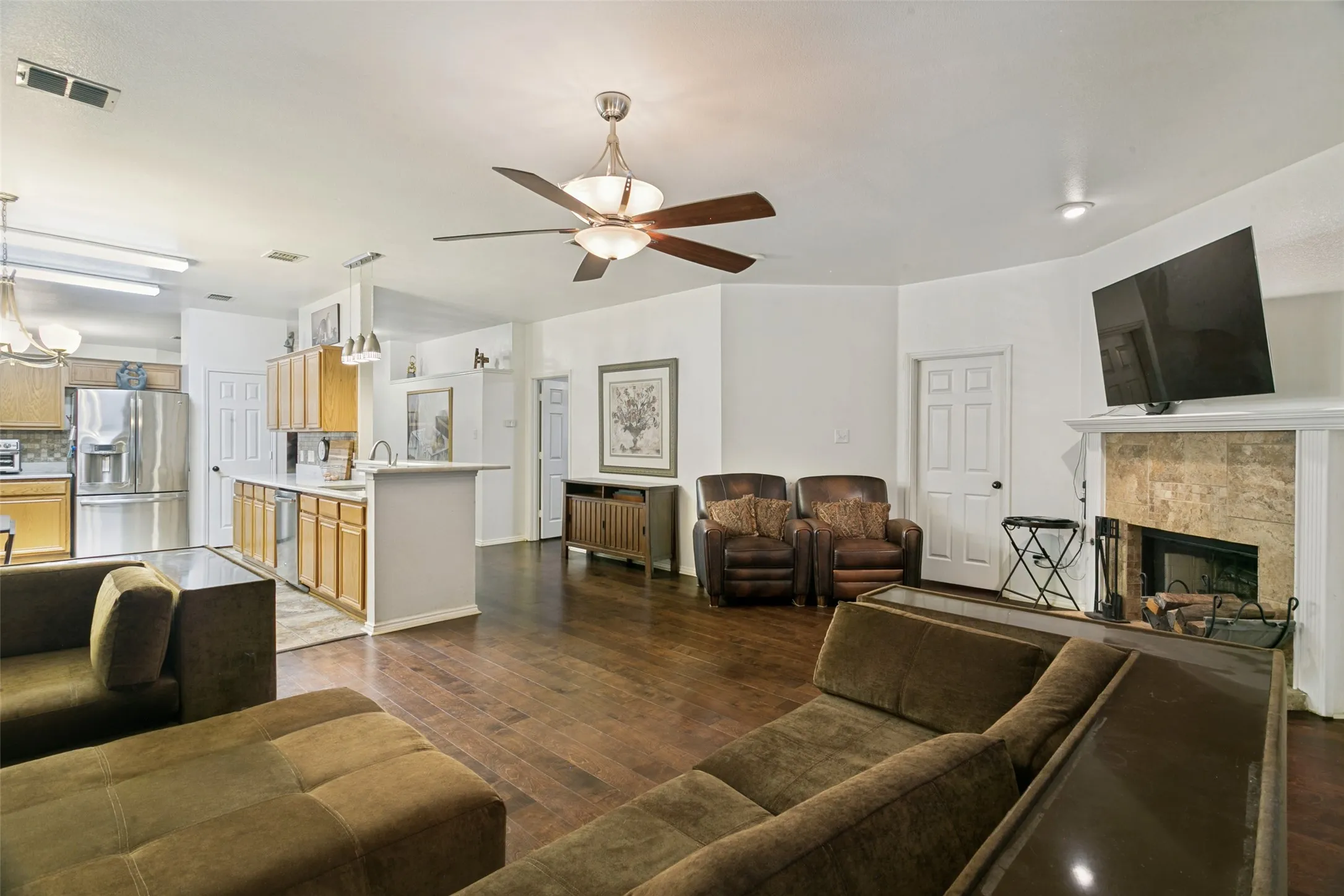 Single Family Residence For Sale in Tarrant County , 1065 Harriman Drive, Saginaw, Texas 76131, 4 Bedroom, 2 Bathroom, 2 Garage spaces, 2,373 Sqft, built in 1998, mls#21340168, Real Estate Agent in Saginaw, Homes For Sale in Tarrant county, Homes For Sale in Saginaw, Realtor in Saginaw Texas, Real Estate Brokerage Independent Realty Texas, Luminita Cordes Realtor