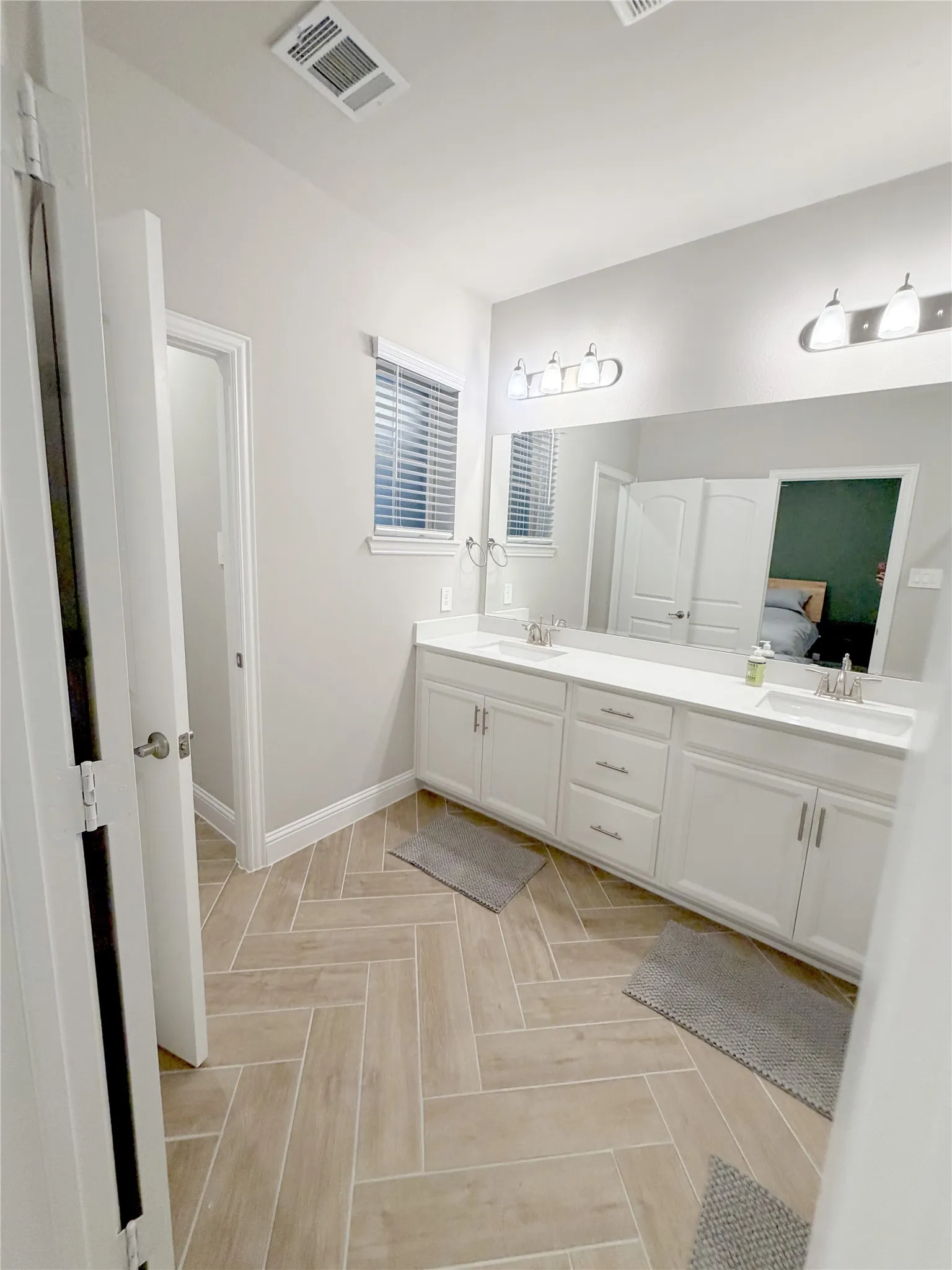main suite bathroom with ceramic tile