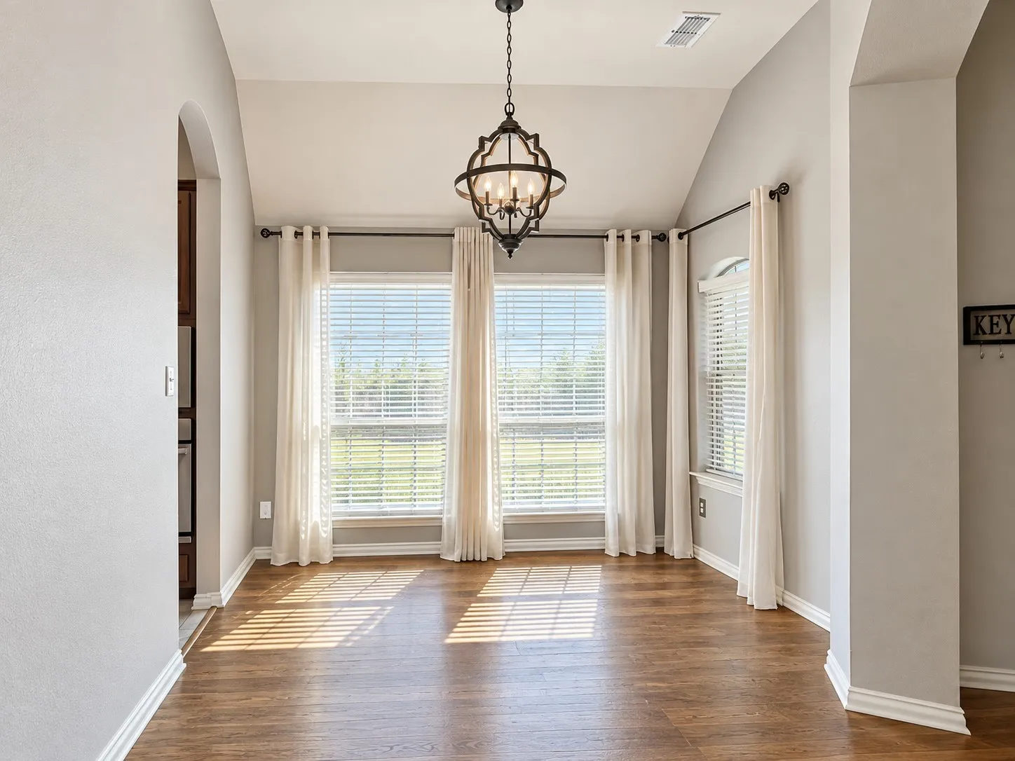 Single Family Residence For Rent in Collin County , 2713 Katie Trail, Melissa, Texas 75454, 3 Bedroom, 2 Bathroom, 2 Garage spaces, 2,127 Sqft, built in 2005, mls#21348367, Real Estate Agent in Melissa, Homes For Rent in Collin county, Homes For Rent in Melissa, Realtor in Melissa Texas, Real Estate Brokerage Independent Realty Texas, Luminita Cordes Realtor