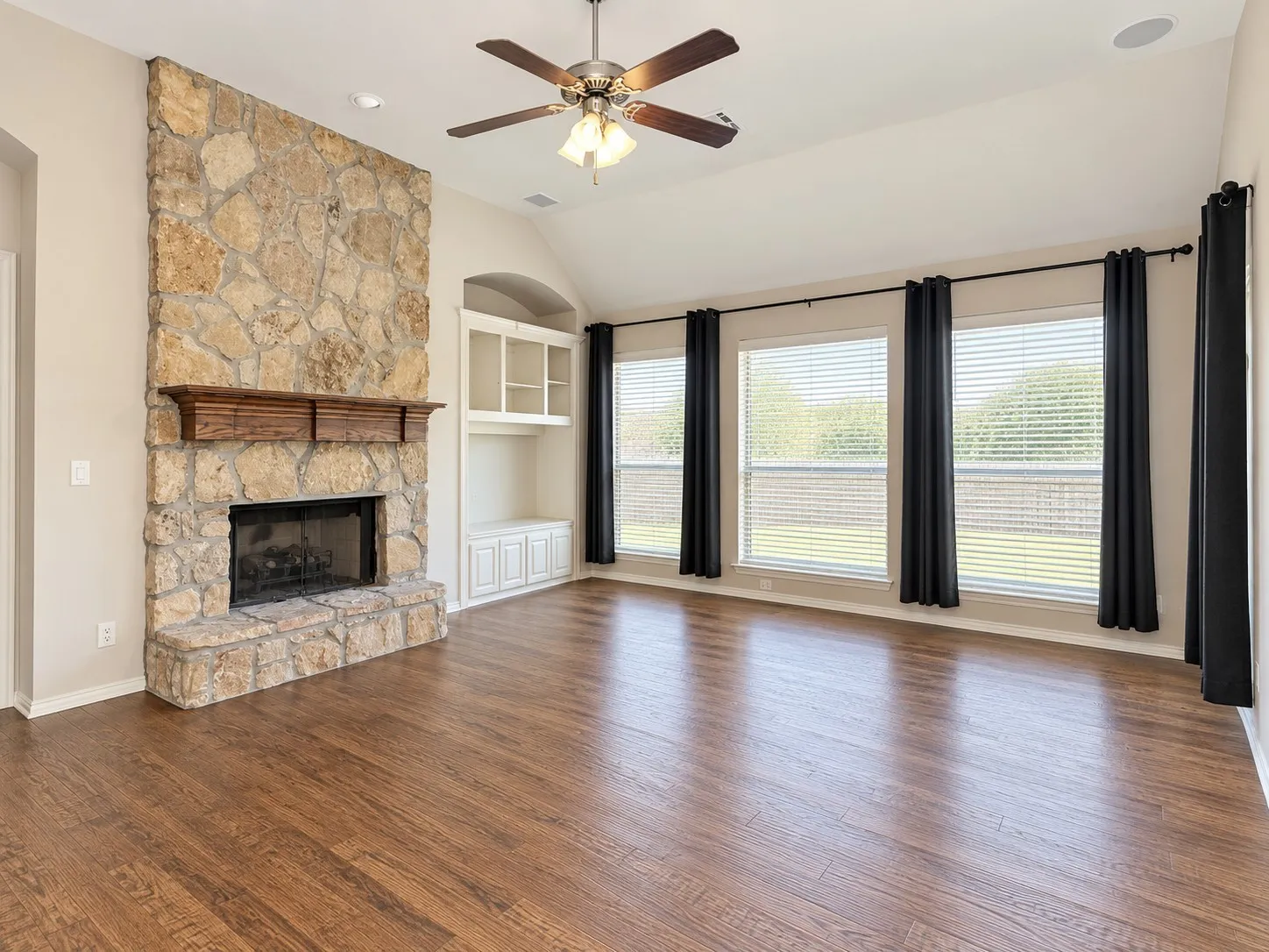 Single Family Residence For Rent in Collin County , 2713 Katie Trail, Melissa, Texas 75454, 3 Bedroom, 2 Bathroom, 2 Garage spaces, 2,127 Sqft, built in 2005, mls#21348367, Real Estate Agent in Melissa, Homes For Rent in Collin county, Homes For Rent in Melissa, Realtor in Melissa Texas, Real Estate Brokerage Independent Realty Texas, Luminita Cordes Realtor