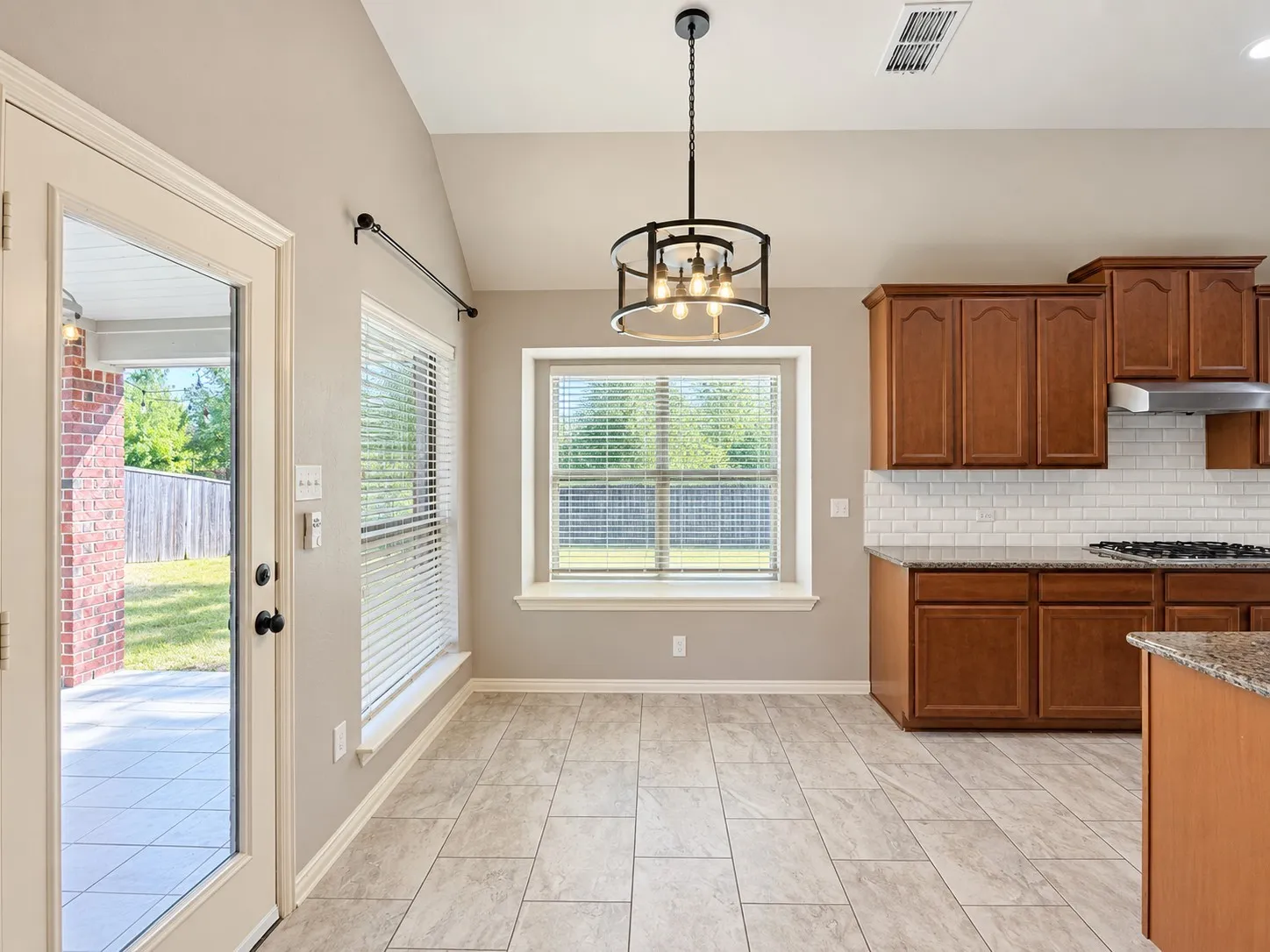 Single Family Residence For Rent in Collin County , 2713 Katie Trail, Melissa, Texas 75454, 3 Bedroom, 2 Bathroom, 2 Garage spaces, 2,127 Sqft, built in 2005, mls#21348367, Real Estate Agent in Melissa, Homes For Rent in Collin county, Homes For Rent in Melissa, Realtor in Melissa Texas, Real Estate Brokerage Independent Realty Texas, Luminita Cordes Realtor