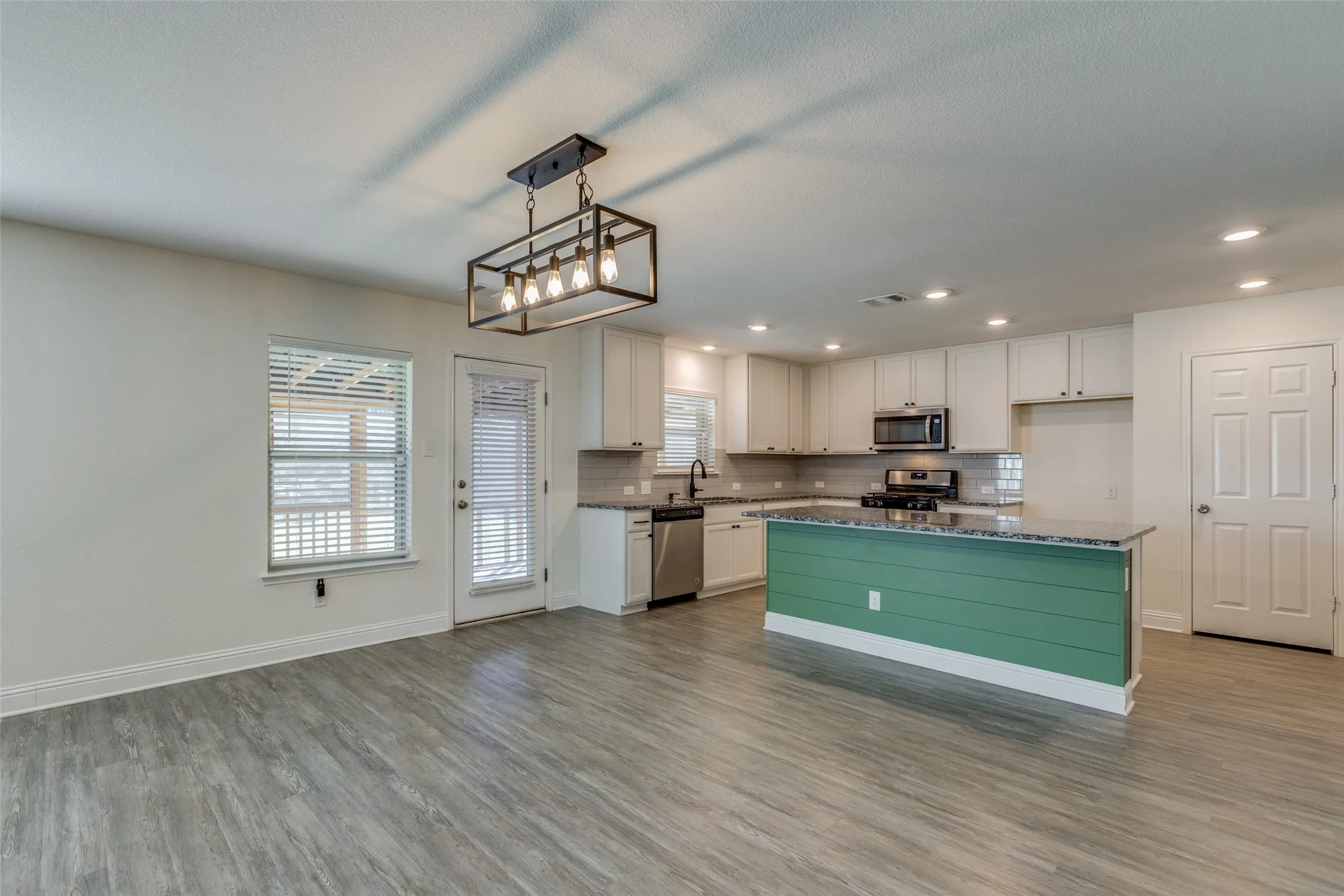 Single Family Residence For Sale in Denton County , 2604 Wesley Avenue, Aubrey, Texas 76227, 3 Bedroom, 3 Bathroom, 2 Garage spaces, 2,568 Sqft, built in 2020, mls#21347699, Real Estate Agent in Aubrey, Homes For Sale in Denton county, Homes For Sale in Aubrey, Realtor in Aubrey Texas, Real Estate Brokerage Independent Realty Texas, Luminita Cordes Realtor