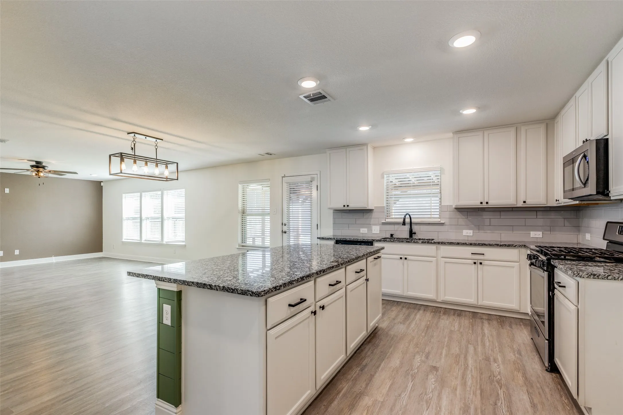 Single Family Residence For Sale in Denton County , 2604 Wesley Avenue, Aubrey, Texas 76227, 3 Bedroom, 3 Bathroom, 2 Garage spaces, 2,568 Sqft, built in 2020, mls#21347699, Real Estate Agent in Aubrey, Homes For Sale in Denton county, Homes For Sale in Aubrey, Realtor in Aubrey Texas, Real Estate Brokerage Independent Realty Texas, Luminita Cordes Realtor