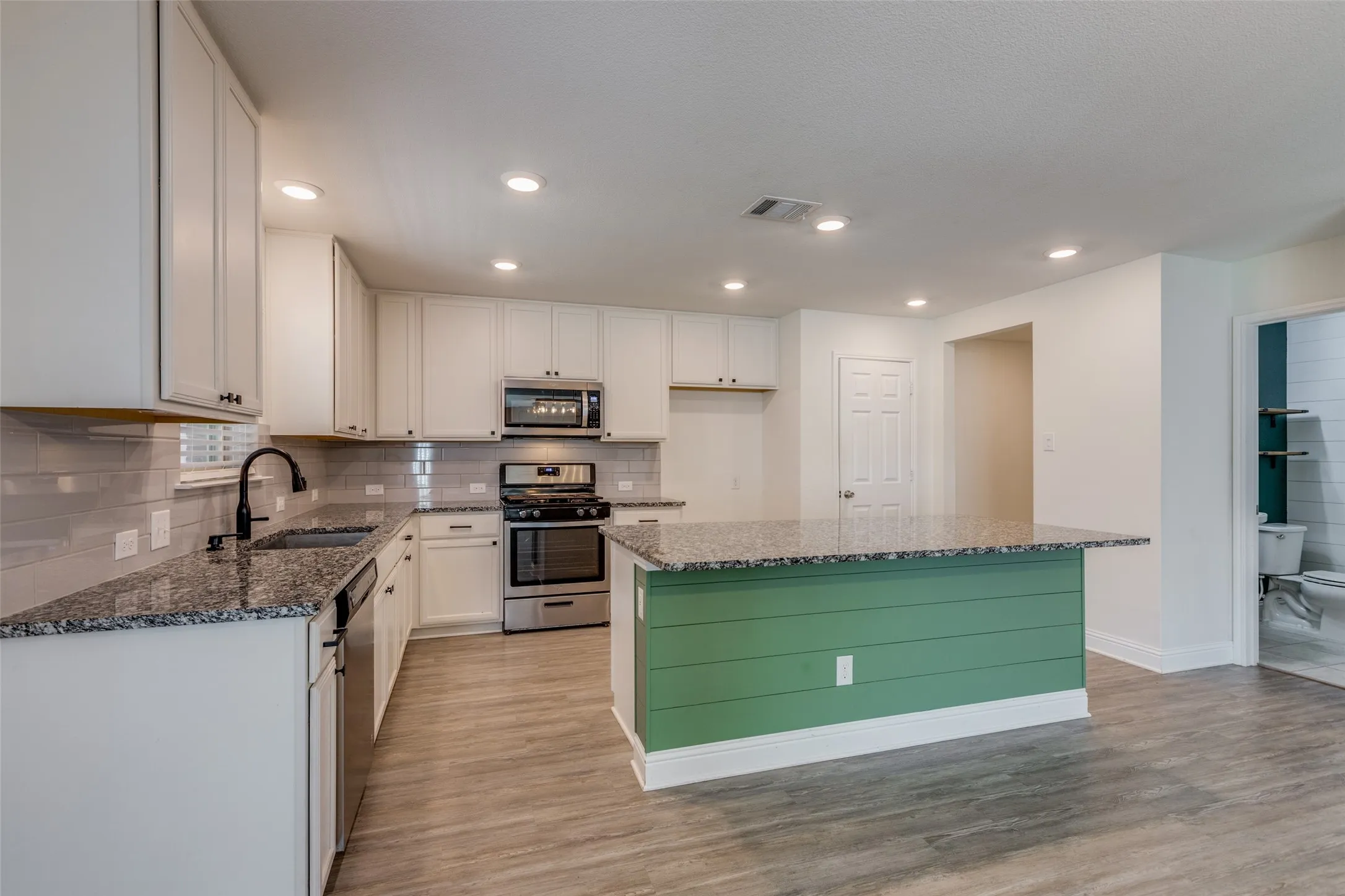 Single Family Residence For Sale in Denton County , 2604 Wesley Avenue, Aubrey, Texas 76227, 3 Bedroom, 3 Bathroom, 2 Garage spaces, 2,568 Sqft, built in 2020, mls#21347699, Real Estate Agent in Aubrey, Homes For Sale in Denton county, Homes For Sale in Aubrey, Realtor in Aubrey Texas, Real Estate Brokerage Independent Realty Texas, Luminita Cordes Realtor