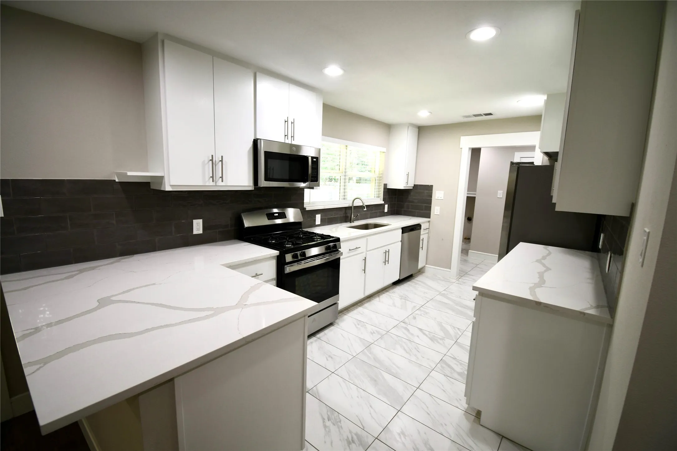 Single Family Residence For Rent in Dallas County , 1015 Mitchell Road, Irving, Texas 75060, 4 Bedroom, 3 Bathroom, 2 Garage spaces, 1,556 Sqft, built in 2021, mls#21348338, Real Estate Agent in Irving, Homes For Rent in Dallas county, Homes For Rent in Irving, Realtor in Irving Texas, Real Estate Brokerage Independent Realty Texas, Luminita Cordes Realtor