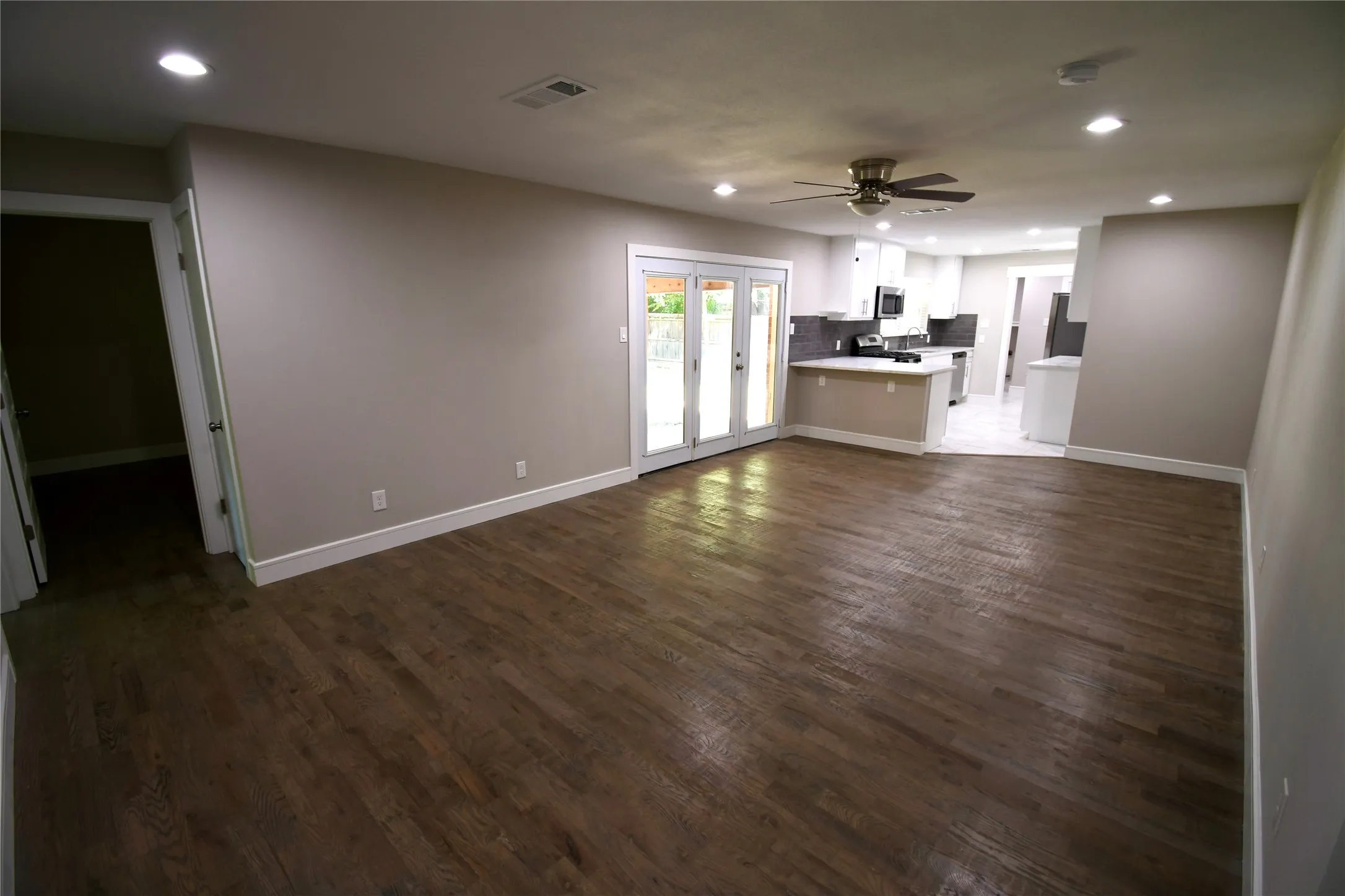 Single Family Residence For Rent in Dallas County , 1015 Mitchell Road, Irving, Texas 75060, 4 Bedroom, 3 Bathroom, 2 Garage spaces, 1,556 Sqft, built in 2021, mls#21348338, Real Estate Agent in Irving, Homes For Rent in Dallas county, Homes For Rent in Irving, Realtor in Irving Texas, Real Estate Brokerage Independent Realty Texas, Luminita Cordes Realtor