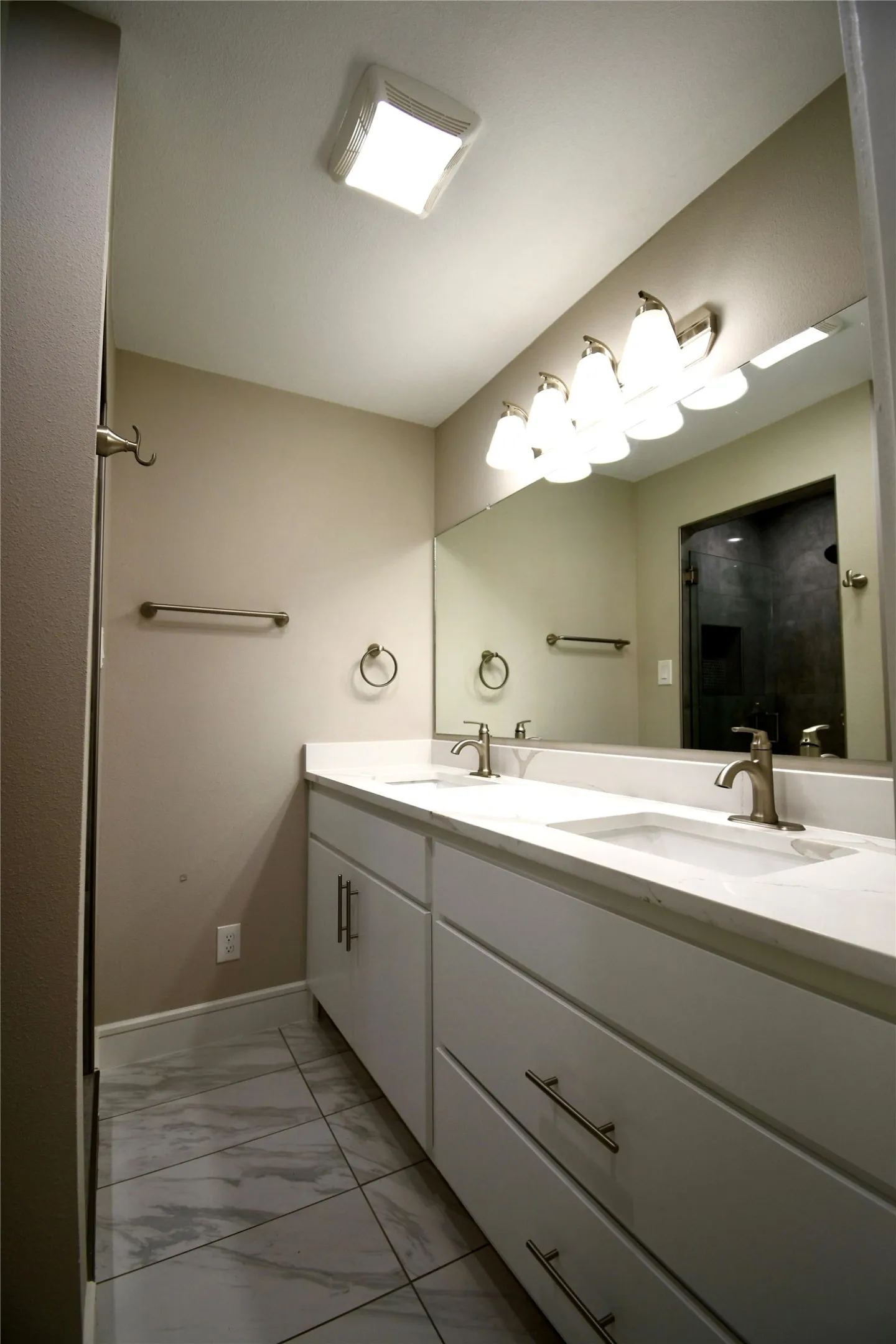 Single Family Residence For Rent in Dallas County , 1015 Mitchell Road, Irving, Texas 75060, 4 Bedroom, 3 Bathroom, 2 Garage spaces, 1,556 Sqft, built in 2021, mls#21348338, Real Estate Agent in Irving, Homes For Rent in Dallas county, Homes For Rent in Irving, Realtor in Irving Texas, Real Estate Brokerage Independent Realty Texas, Luminita Cordes Realtor
