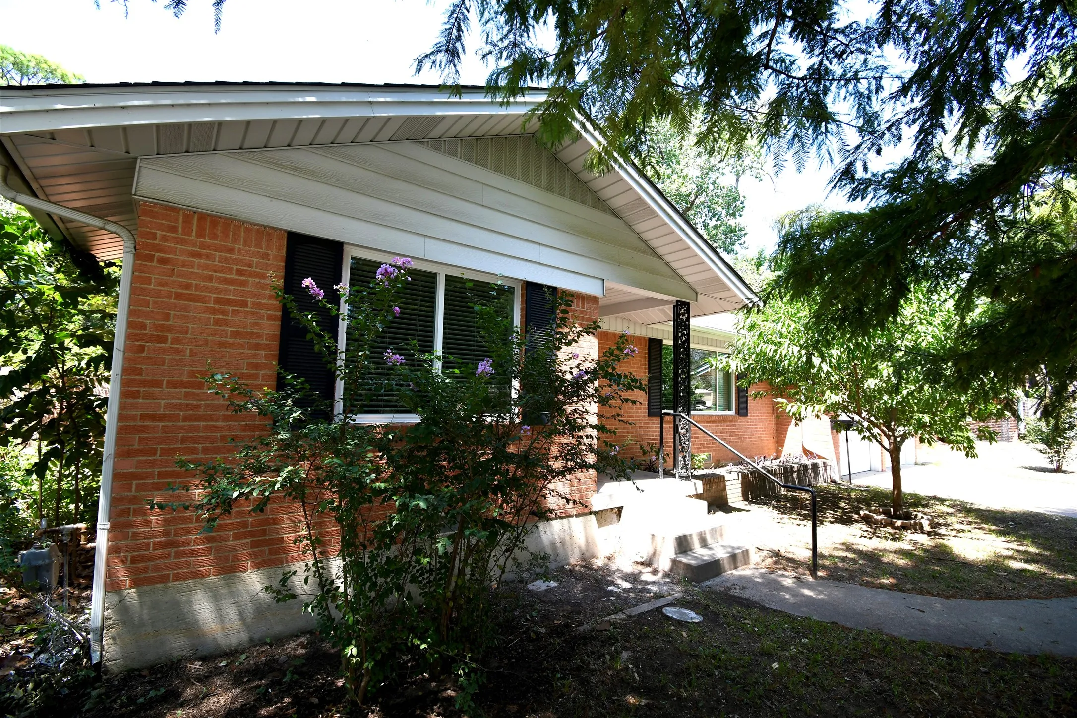 Single Family Residence For Rent in Dallas County , 1015 Mitchell Road, Irving, Texas 75060, 4 Bedroom, 3 Bathroom, 2 Garage spaces, 1,556 Sqft, built in 2021, mls#21348338, Real Estate Agent in Irving, Homes For Rent in Dallas county, Homes For Rent in Irving, Realtor in Irving Texas, Real Estate Brokerage Independent Realty Texas, Luminita Cordes Realtor