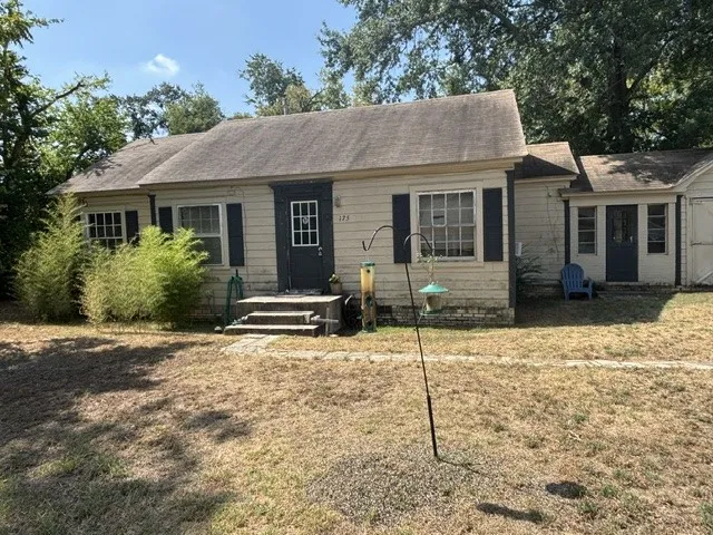 Single Family Residence For Sale in Van Zandt County , 175 W Goshen Street, Canton, Texas 75103, 2 Bedroom, 1 Bathroom, 1 Garage spaces, 1,060 Sqft, built in 1967, mls#21343535, Real Estate Agent in Canton, Homes For Sale in Van Zandt county, Homes For Sale in Canton, Realtor in Canton Texas, Real Estate Brokerage Independent Realty Texas, Luminita Cordes Realtor