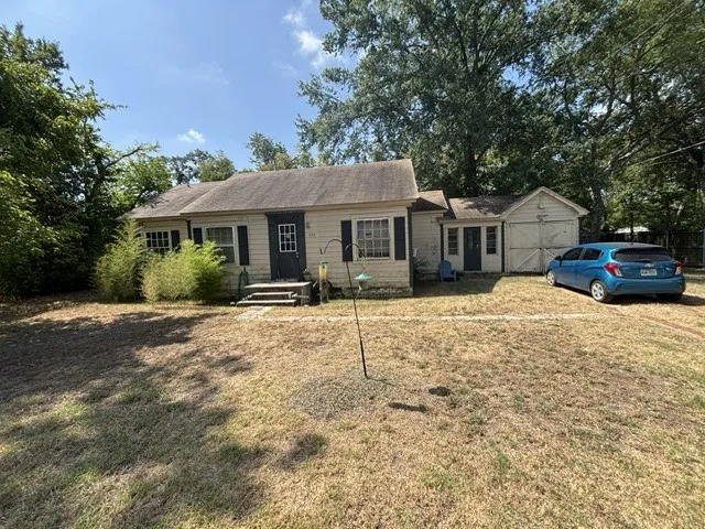 Single Family Residence For Sale in Van Zandt County , 175 W Goshen Street, Canton, Texas 75103, 2 Bedroom, 1 Bathroom, 1 Garage spaces, 1,060 Sqft, built in 1967, mls#21343535, Real Estate Agent in Canton, Homes For Sale in Van Zandt county, Homes For Sale in Canton, Realtor in Canton Texas, Real Estate Brokerage Independent Realty Texas, Luminita Cordes Realtor