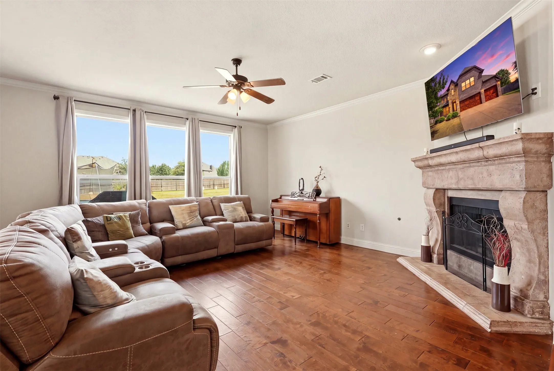 Single Family Residence For Sale in Tarrant County , 1517 Fence Post Drive, Fort Worth, Texas 76052, 5 Bedroom, 4 Bathroom, 3 Garage spaces, 3,659 Sqft, built in 2010, mls#21348085, Real Estate Agent in Fort Worth, Homes For Sale in Tarrant county, Homes For Sale in Fort Worth, Realtor in Fort Worth Texas, Real Estate Brokerage Independent Realty Texas, Luminita Cordes Realtor