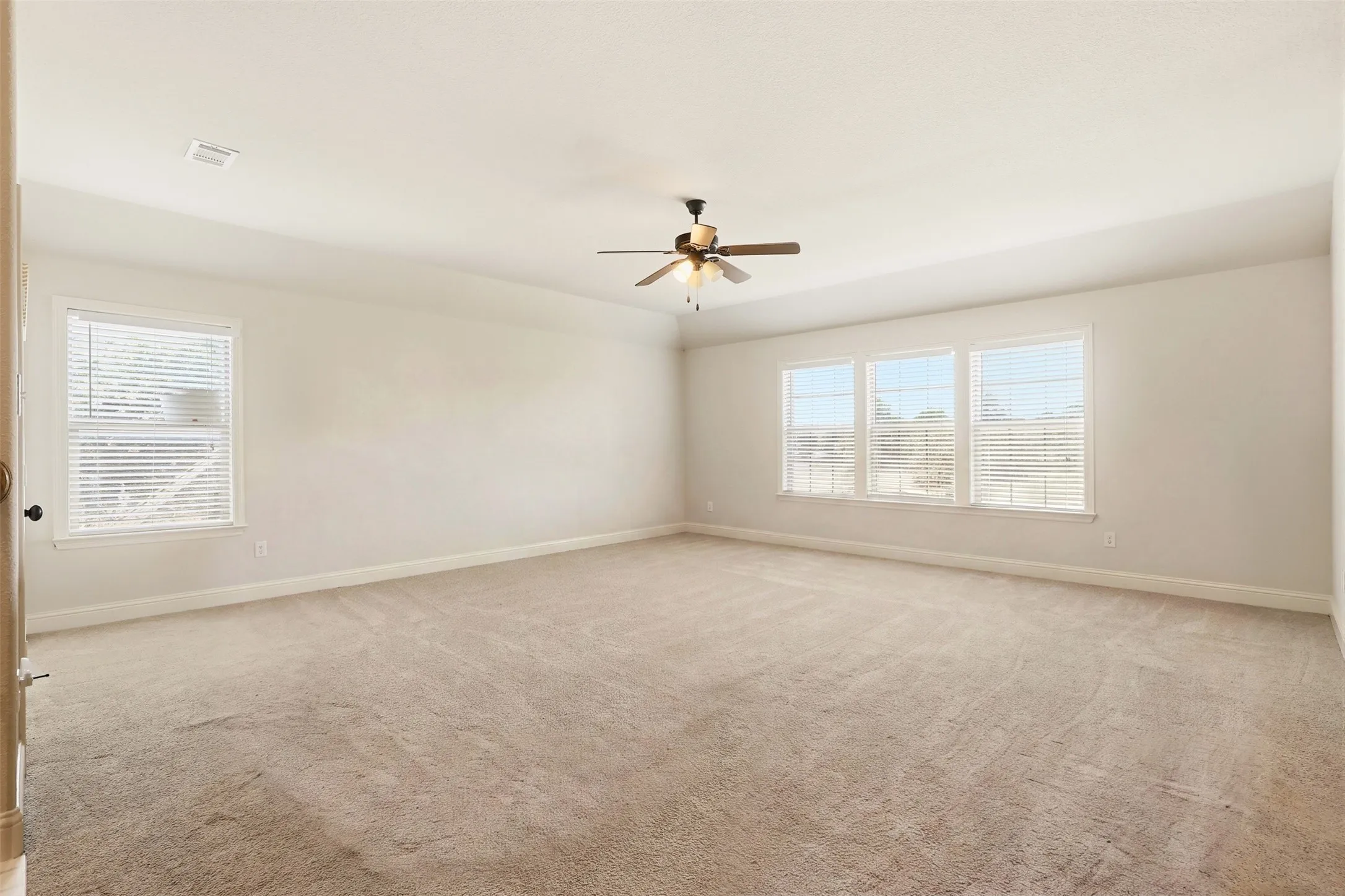 Single Family Residence For Sale in Tarrant County , 1517 Fence Post Drive, Fort Worth, Texas 76052, 5 Bedroom, 4 Bathroom, 3 Garage spaces, 3,659 Sqft, built in 2010, mls#21348085, Real Estate Agent in Fort Worth, Homes For Sale in Tarrant county, Homes For Sale in Fort Worth, Realtor in Fort Worth Texas, Real Estate Brokerage Independent Realty Texas, Luminita Cordes Realtor