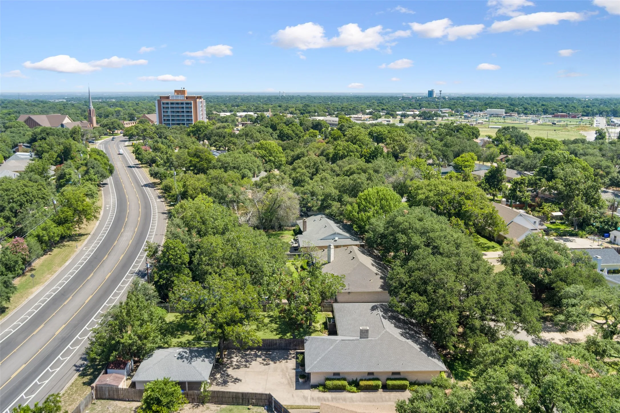 Single Family Residence For Sale in Mc Lennan County , 5201 Lake Highlands Drive, Waco, Texas 76710, 4 Bedroom, 2 Bathroom, Garage spaces, 2,772 Sqft, built in 1965, mls#21348451, Real Estate Agent in Waco, Homes For Sale in Mc Lennan county, Homes For Sale in Waco, Realtor in Waco Texas, Real Estate Brokerage Independent Realty Texas, Luminita Cordes Realtor