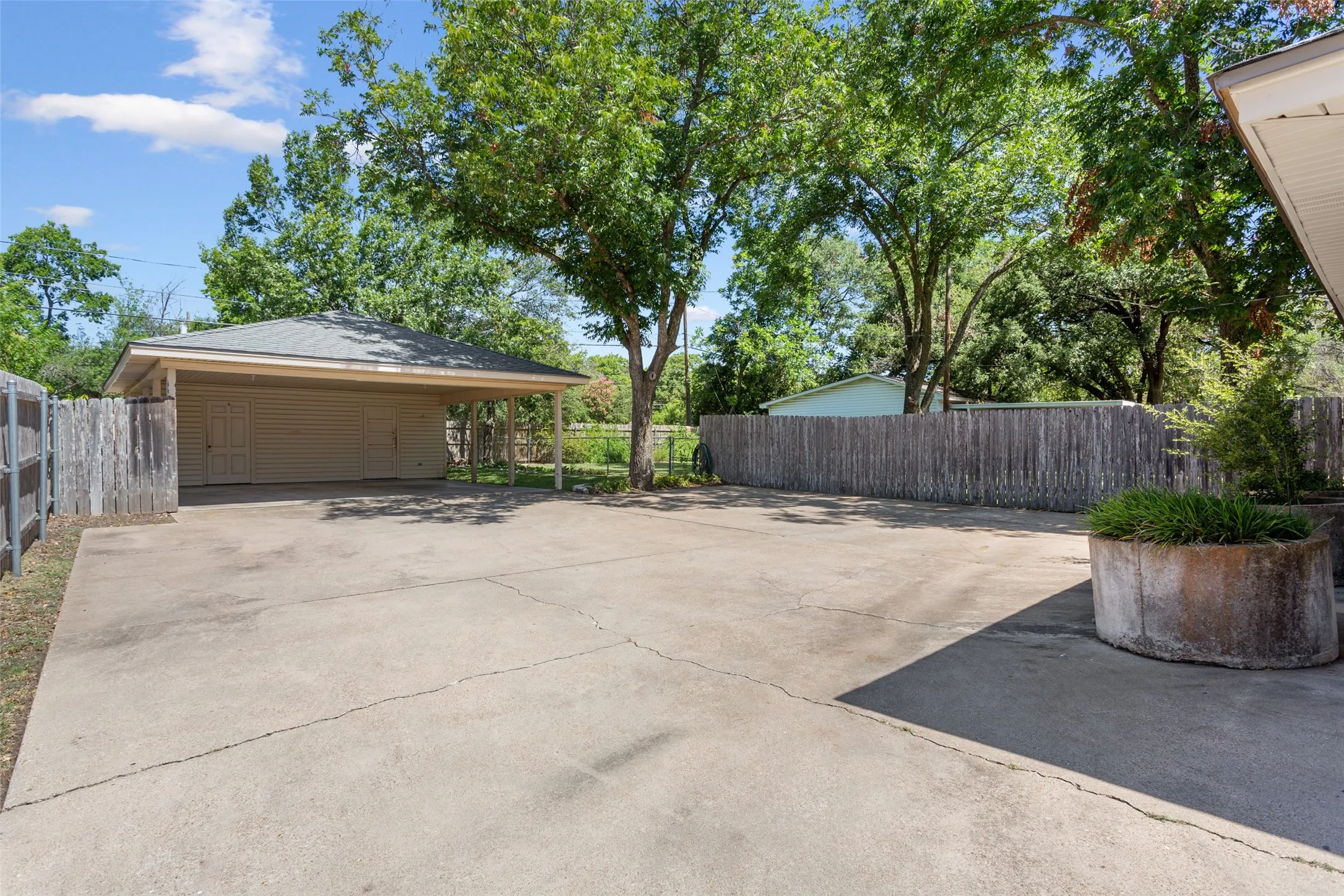 Single Family Residence For Sale in Mc Lennan County , 5201 Lake Highlands Drive, Waco, Texas 76710, 4 Bedroom, 2 Bathroom, Garage spaces, 2,772 Sqft, built in 1965, mls#21348451, Real Estate Agent in Waco, Homes For Sale in Mc Lennan county, Homes For Sale in Waco, Realtor in Waco Texas, Real Estate Brokerage Independent Realty Texas, Luminita Cordes Realtor