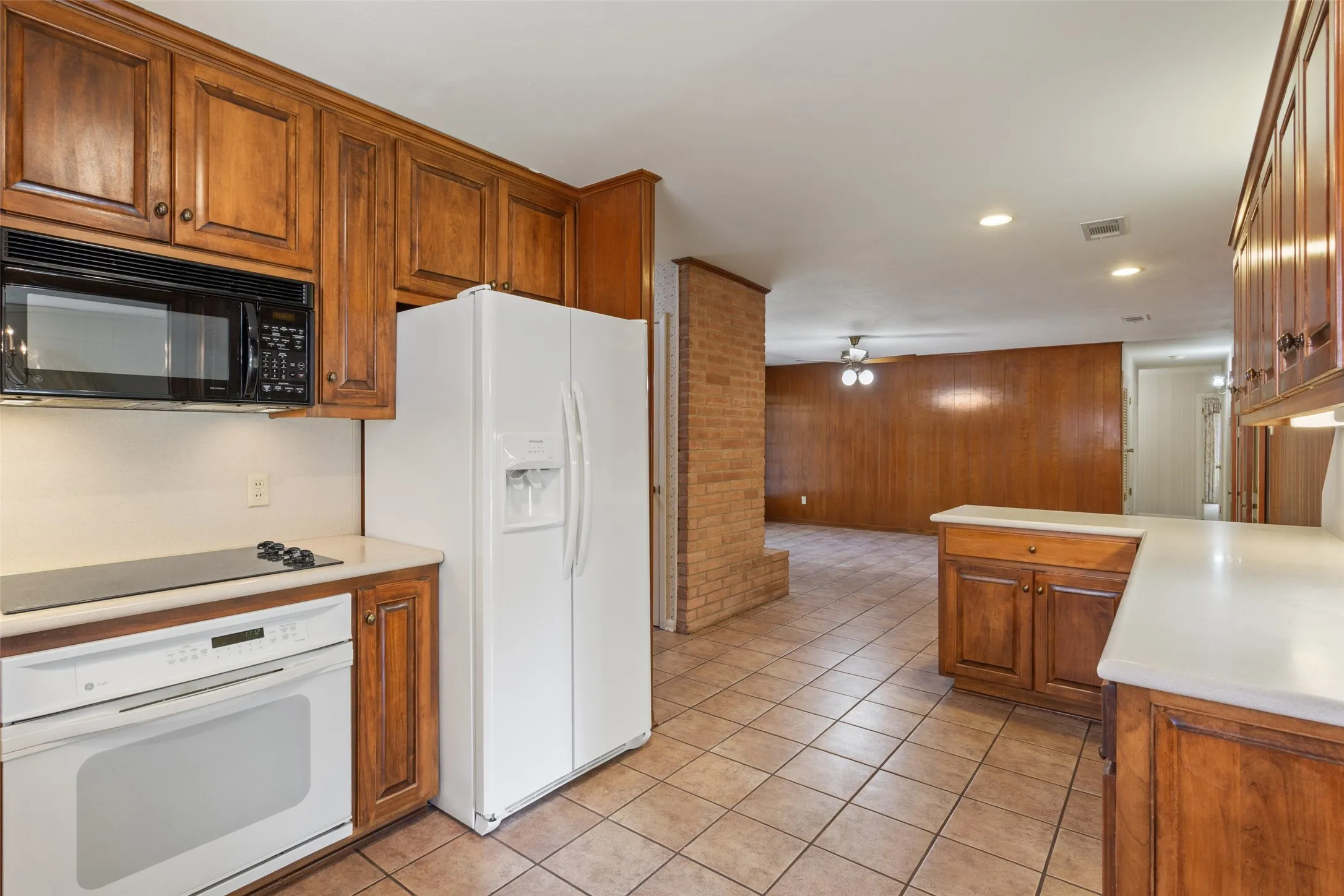 Single Family Residence For Sale in Mc Lennan County , 5201 Lake Highlands Drive, Waco, Texas 76710, 4 Bedroom, 2 Bathroom, Garage spaces, 2,772 Sqft, built in 1965, mls#21348451, Real Estate Agent in Waco, Homes For Sale in Mc Lennan county, Homes For Sale in Waco, Realtor in Waco Texas, Real Estate Brokerage Independent Realty Texas, Luminita Cordes Realtor