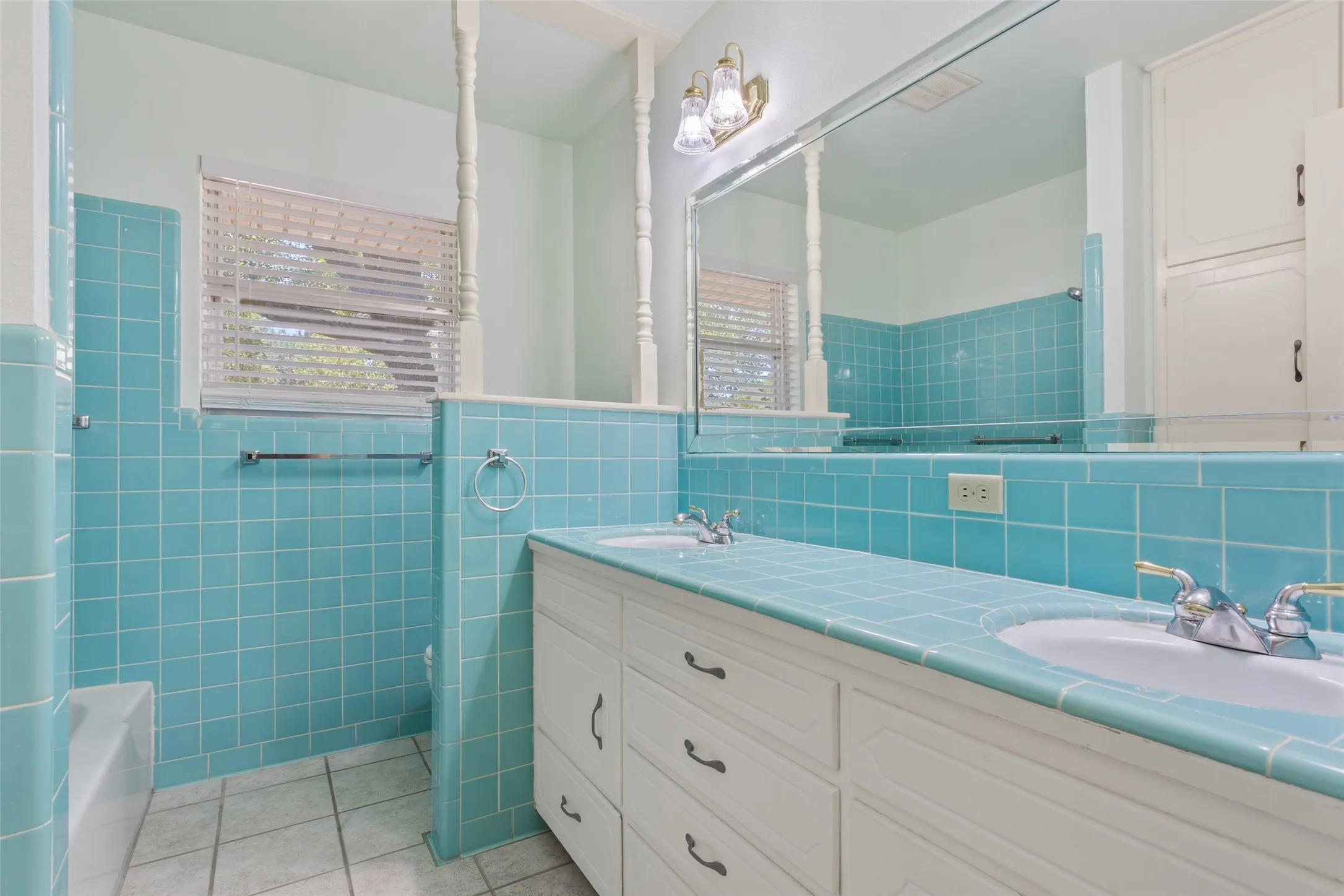 Single Family Residence For Sale in Mc Lennan County , 5201 Lake Highlands Drive, Waco, Texas 76710, 4 Bedroom, 2 Bathroom, Garage spaces, 2,772 Sqft, built in 1965, mls#21348451, Real Estate Agent in Waco, Homes For Sale in Mc Lennan county, Homes For Sale in Waco, Realtor in Waco Texas, Real Estate Brokerage Independent Realty Texas, Luminita Cordes Realtor