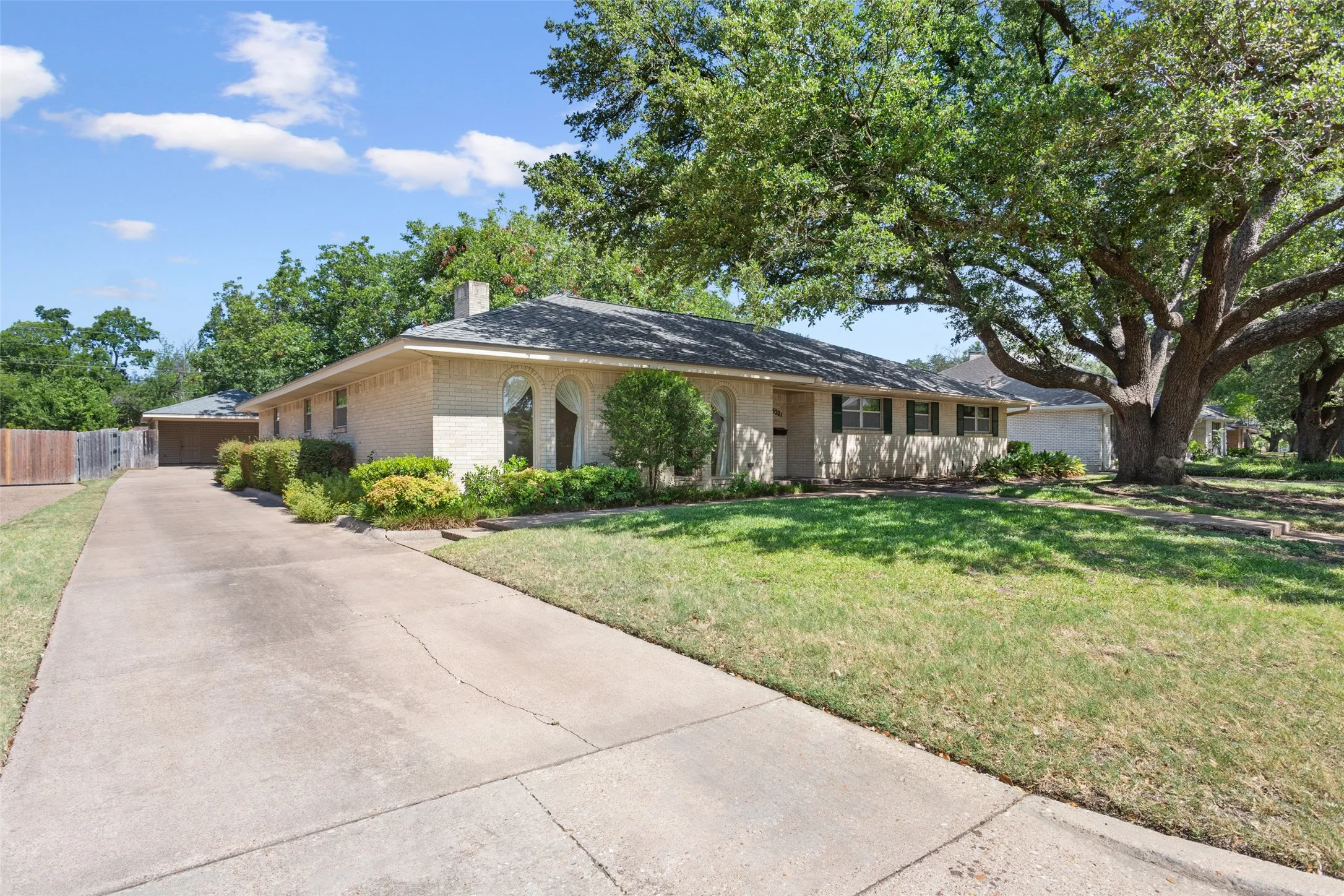 Single Family Residence For Sale in Mc Lennan County , 5201 Lake Highlands Drive, Waco, Texas 76710, 4 Bedroom, 2 Bathroom, Garage spaces, 2,772 Sqft, built in 1965, mls#21348451, Real Estate Agent in Waco, Homes For Sale in Mc Lennan county, Homes For Sale in Waco, Realtor in Waco Texas, Real Estate Brokerage Independent Realty Texas, Luminita Cordes Realtor