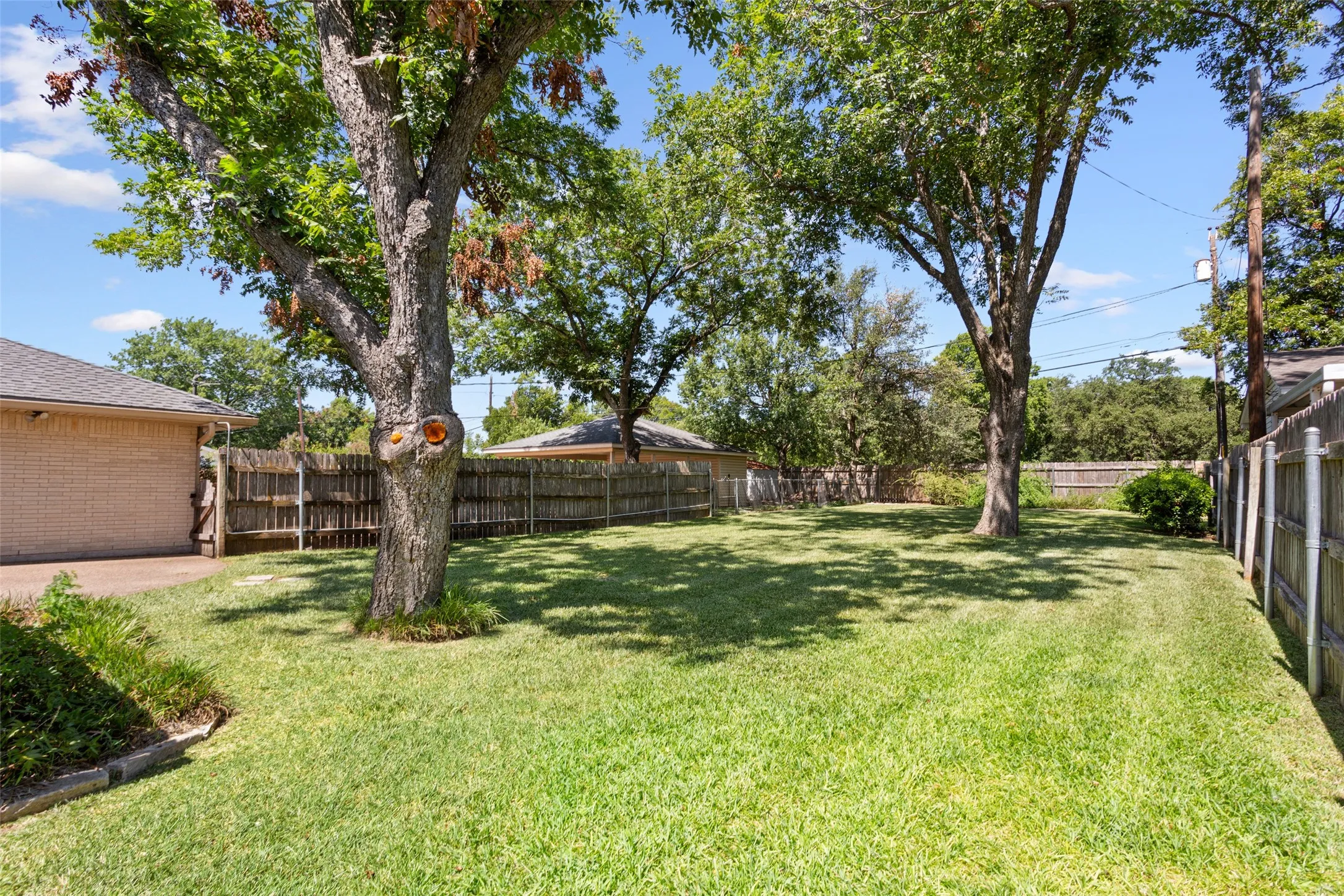 Single Family Residence For Sale in Mc Lennan County , 5201 Lake Highlands Drive, Waco, Texas 76710, 4 Bedroom, 2 Bathroom, Garage spaces, 2,772 Sqft, built in 1965, mls#21348451, Real Estate Agent in Waco, Homes For Sale in Mc Lennan county, Homes For Sale in Waco, Realtor in Waco Texas, Real Estate Brokerage Independent Realty Texas, Luminita Cordes Realtor